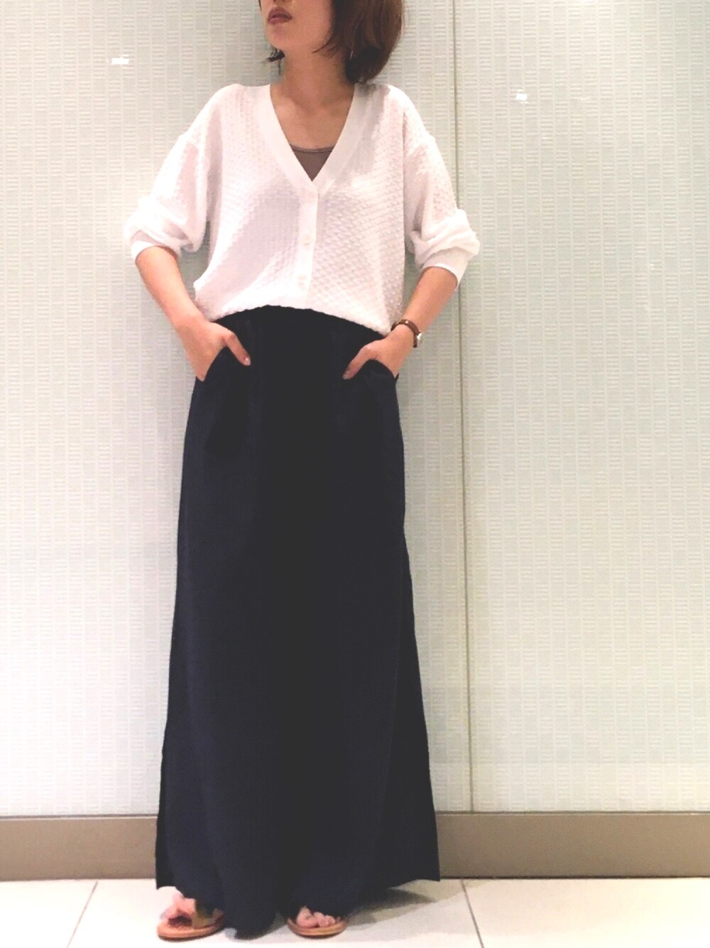 「夏コーデ、シンプルコーデ、低身長、オトナカジュアル、リラックススタイル、ワイドパンツ、リネン、カーディガン、JETSET SOLO PLUS」｜「JETSET SOLO PLUS のリネンブレンド タックワイドパンツ（その他パンツ、ブルー系）」を使った、JETSET SOLO PLUS_STAFFさん（レディース・160cm）の夏コーディネートの1枚目の写真
