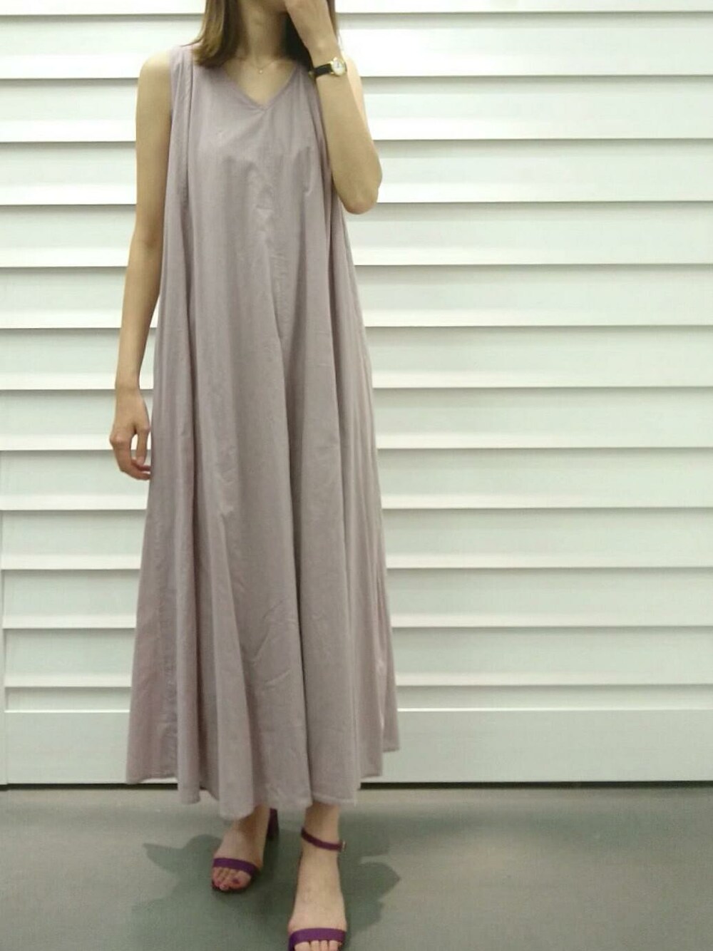 パープル系のワンピースを着用したレディースの夏コーディネートの1枚目の写真