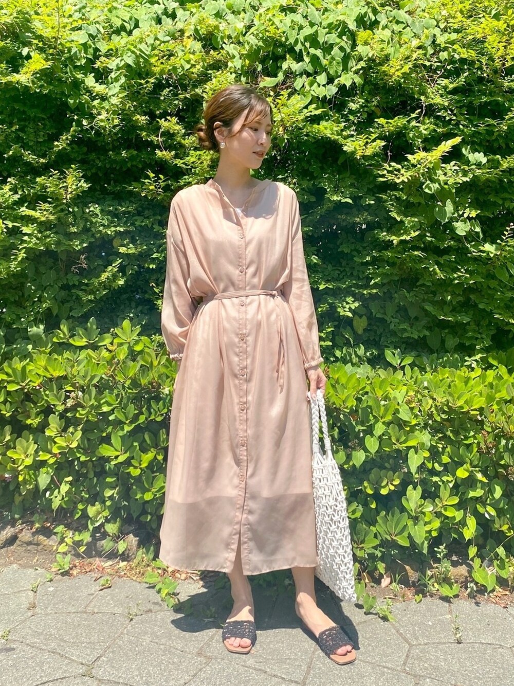 「ワンピース、シャツワンピース、透け感、シャツスタイル、シアーシャツ、低身長、くすみカラー、JETSET SOLO PLUS」｜「JETSET SOLO PLUS の割繊シフォンシャツワンピース（シャツワンピース、ピンク系）」を使った、JETSET SOLO PLUS_STAFFさん（レディース・160cm）の夏コーディネートの1枚目の写真