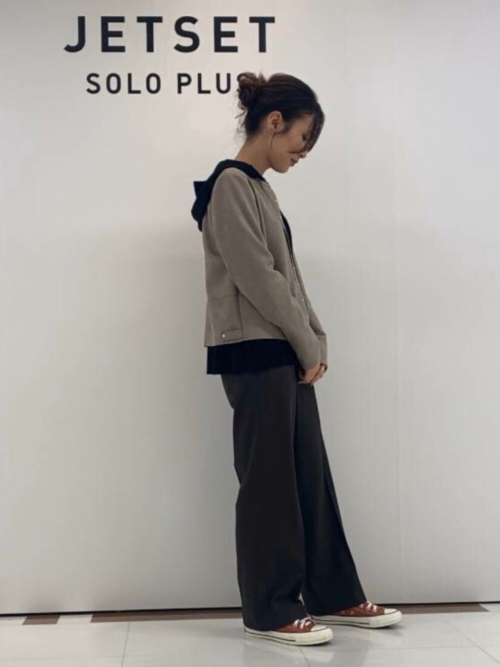 「パーカー、秋のコーデ、ブラウン、ノーカラージャケット、ストレートパンツ、カジュアルコーデ、ブラウンコーデ、JETSET SOLO PLUS、秋のブラウンスタイル、ブラウン色に染まれ」｜「JETSET SOLO PLUS のウォームタッチ2WAY セミワイドPT（その他パンツ、ブラウン系）」を使った、JETSET SOLO PLUS_STAFFさん（レディース・160cm）の秋コーディネートの1枚目の写真