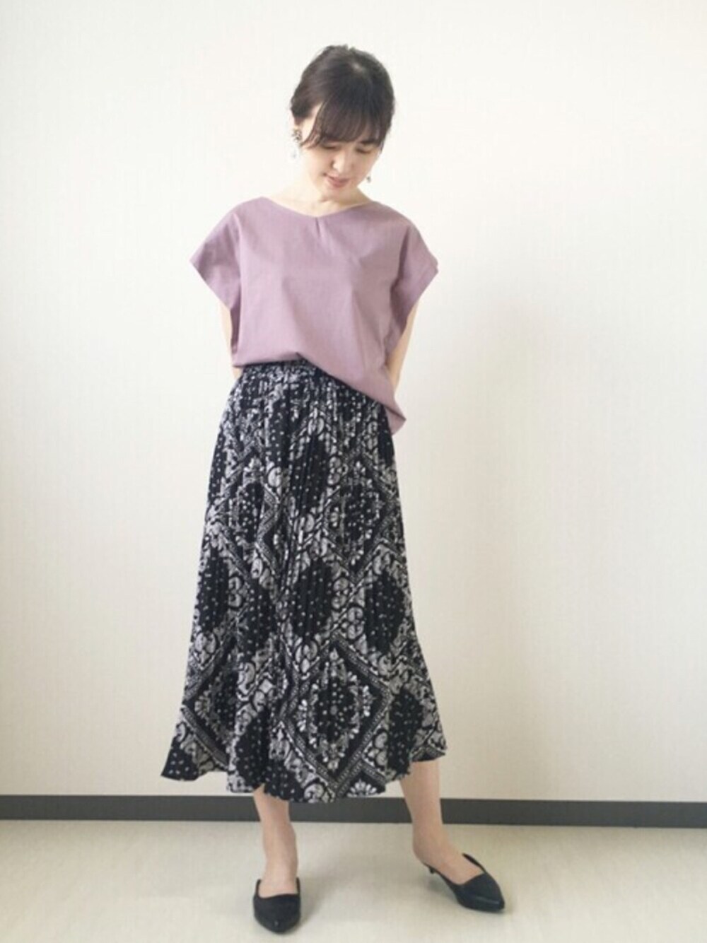 「カットソー、シンプル、ピンク、休日スタイル、バンダナ、プリーツスカート、夏コーデ、カラーコーデ、くすみカラー、JETSET SOLO PLUS」｜「JETSET SOLO PLUS の【WEB別注】モノトーンバンダナプリントプリーツスカート（スカート、ブラック系）」を使った、JETSET SOLO PLUS_STAFFさん（レディース・160cm）の夏コーディネートの1枚目の写真