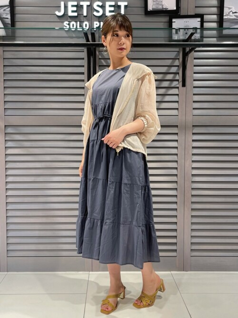 「ワンピース、ネイビー、休日スタイル、大人女子、ライトアウター、夏コーデ、シアー、ティアード、JETSET SOLO PLUS」｜「JETSET SOLO PLUS の【WEB別注】ティアードワンピース（ワンピース、ブルー系）」を使った、JETSET SOLO PLUS_STAFFさん（レディース・160cm）の夏コーディネートの1枚目の写真