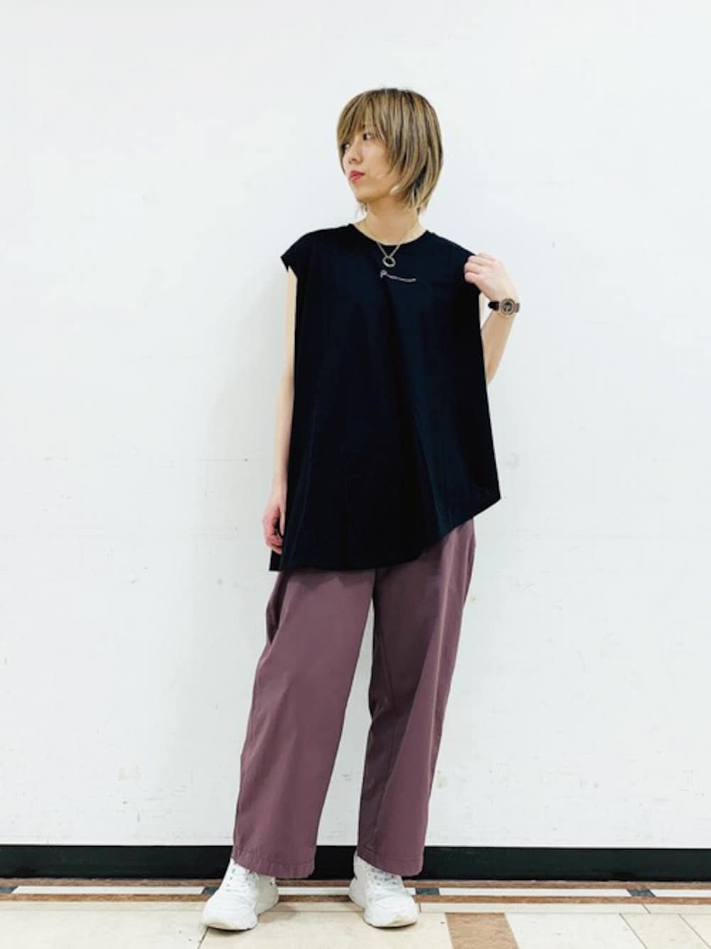 「ブラック、Tシャツ、アシンメトリー、大人カジュアル、休日スタイル、チュニック、パープル、フレンチスリーブ、JETSET SOLO PLUS、コクーンパンツ」｜「JETSET SOLO PLUS のアシメドレープフレンチTシャツ（Tシャツ/カットソー、ブラック系）」を使った、JETSET SOLO PLUS_STAFFさん（レディース・160cm）の夏コーディネートの1枚目の写真