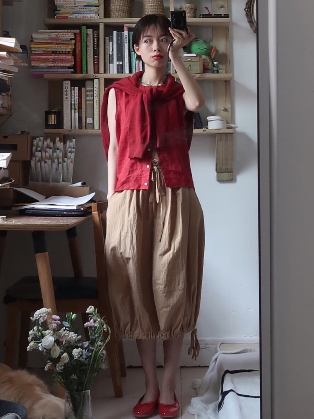 「ootd、休闲、复古、国潮、低身長、盐系风格、red、春夏コーデ、芭蕾舞鞋、UNIQLO」｜「UNIQLOのカシミヤタートルネックセーター（長袖）（ニット/セーター、レッド系）」を使った、消绿さん（レディース・159cm）の春コーディネートの1枚目の写真