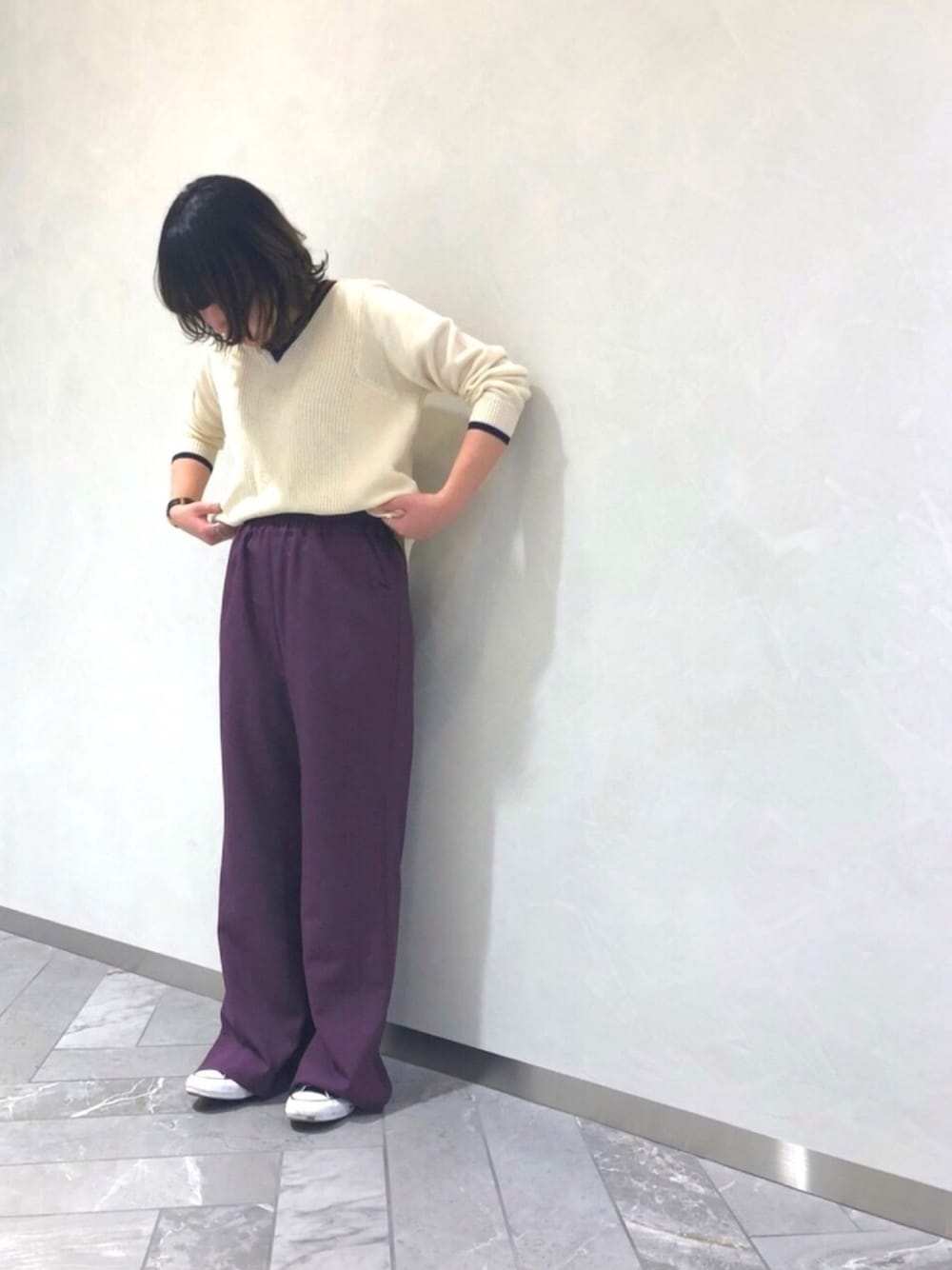 「ニット、カジュアル、Vネック、スニーカーコーデ、ワイドパンツ、パープル、休日コーデ、シンプルコーデ、チルデンニット、ゆるコーデ」｜「FIL DE FERのﾏｰｾﾗｲｽﾞｺｯﾄﾝ7GGﾁﾙﾃﾞﾝVﾌﾟﾙｵｰﾊﾞｰ（ニット/セーター、ホワイト系）」を使った、tanaka.さん（レディース・159cm）の冬コーディネートの1枚目の写真