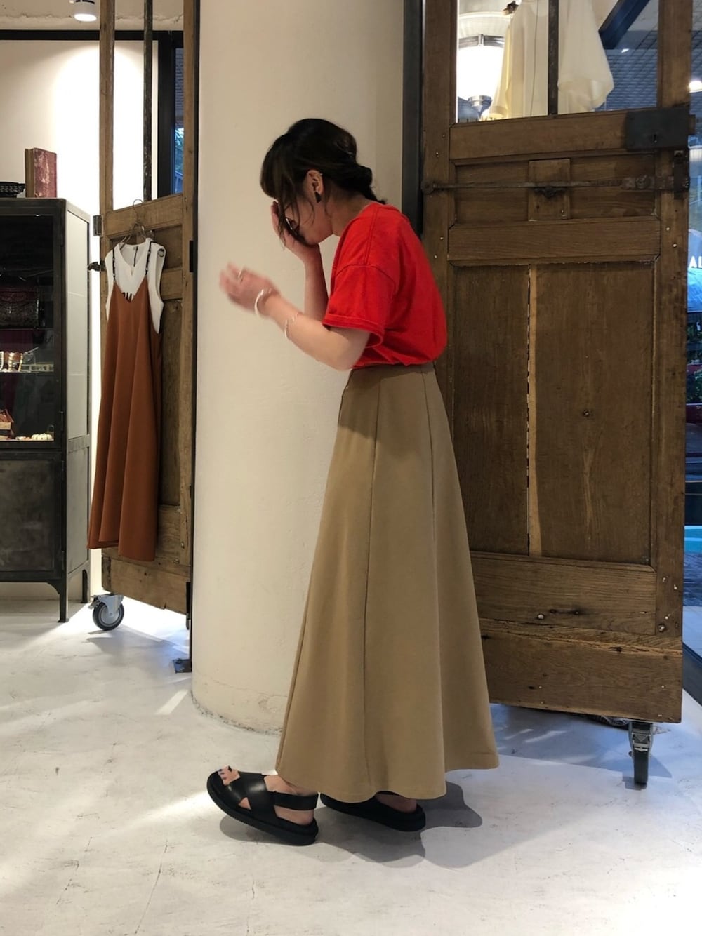 「シンプル、夏、Tシャツ、赤、ロングスカート、サンダル、タックイン、休日コーデ、ラフスタイル、オトナカジュアル」｜「FIL DE FERのｸﾛｽﾙｰﾌﾟｼﾞｬｰｼﾞ　ﾏｷｼ丈ｽｶｰﾄ（スカート、ベージュ系）」を使った、tanaka.さん（レディース・160cm）の夏コーディネートの1枚目の写真