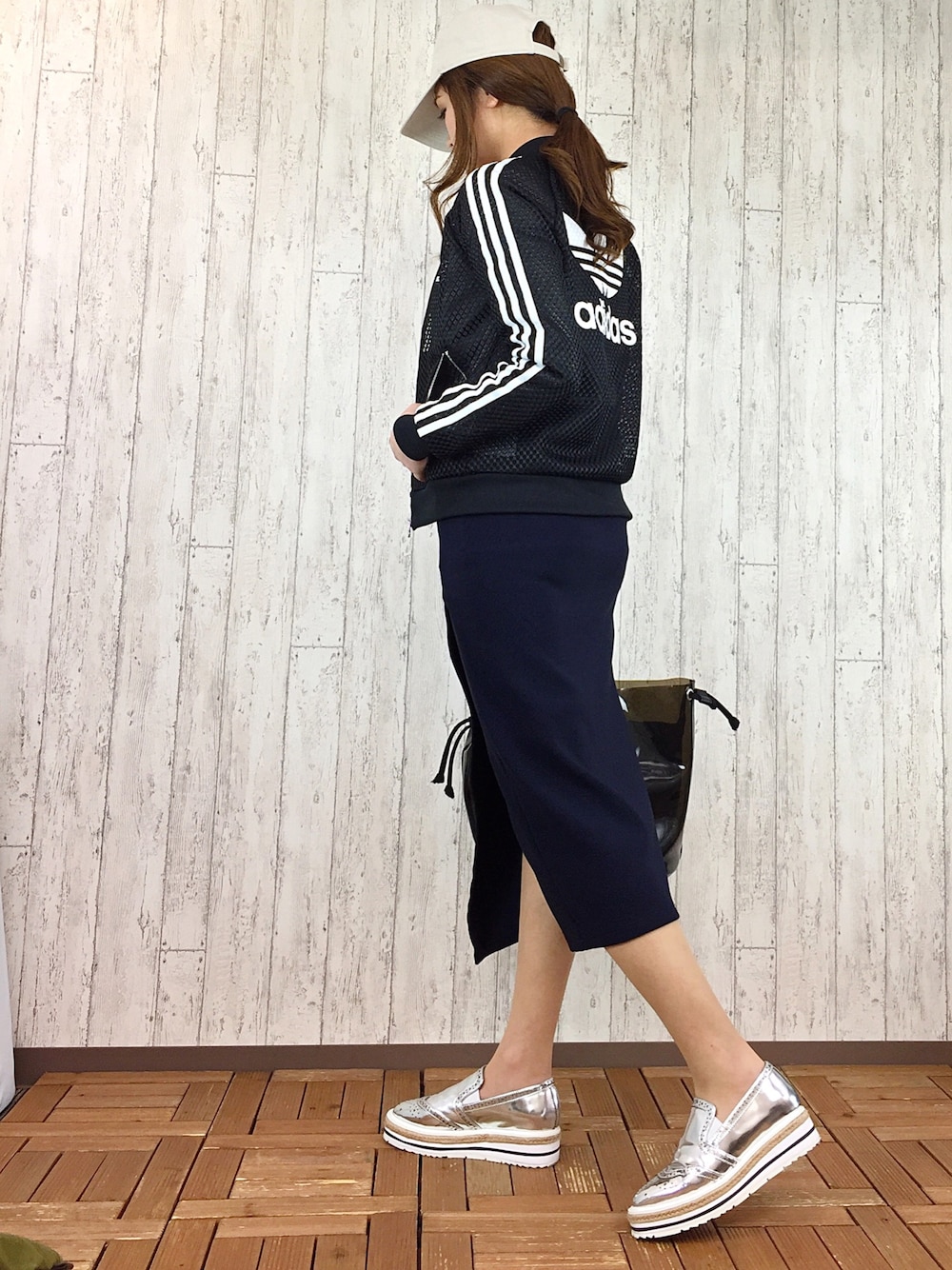 「ジャージ、adidas、タイトスカート、スポーツミックス、シルバーシューズ、アダルトおカワたん部、オトナカジュアル、アラフォー」｜「adidasの【adicolor】 トラックトップ [SUPERGIRL TRACK TOP]（ジャージ、ブラック系）」を使った、Ⓜ️ino.さん（レディース・159cm）の春コーディネートの1枚目の写真