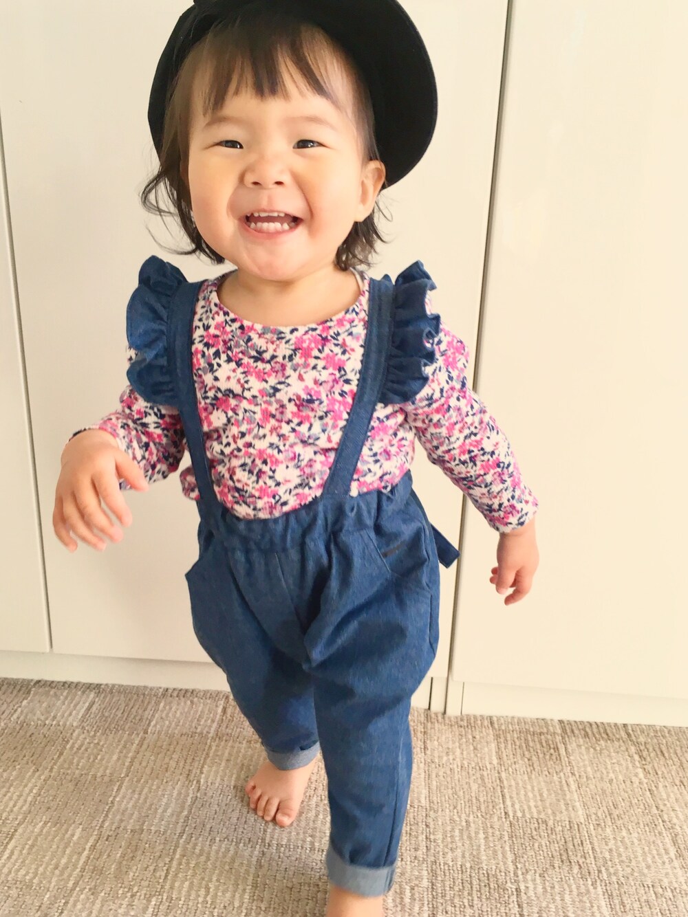 ピンク系のTシャツ/カットソー、ブルー系のサロペット/オーバーオールを着用したキッズの冬コーディネートの1枚目の写真