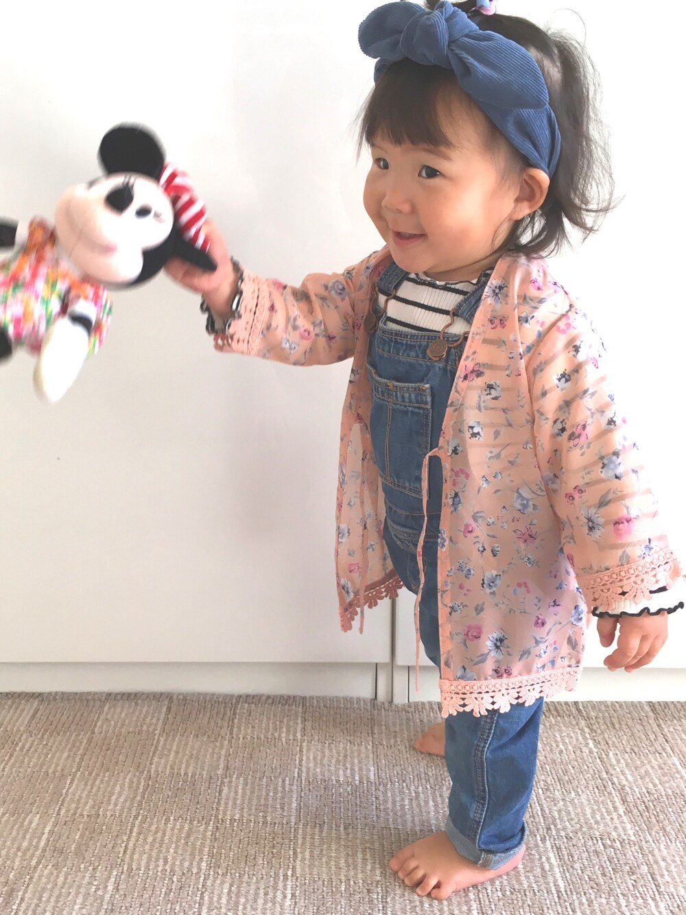 ピンク系のカーディガン/ボレロ、ブルー系のサロペット/オーバーオールを着用したキッズの冬コーディネートの1枚目の写真