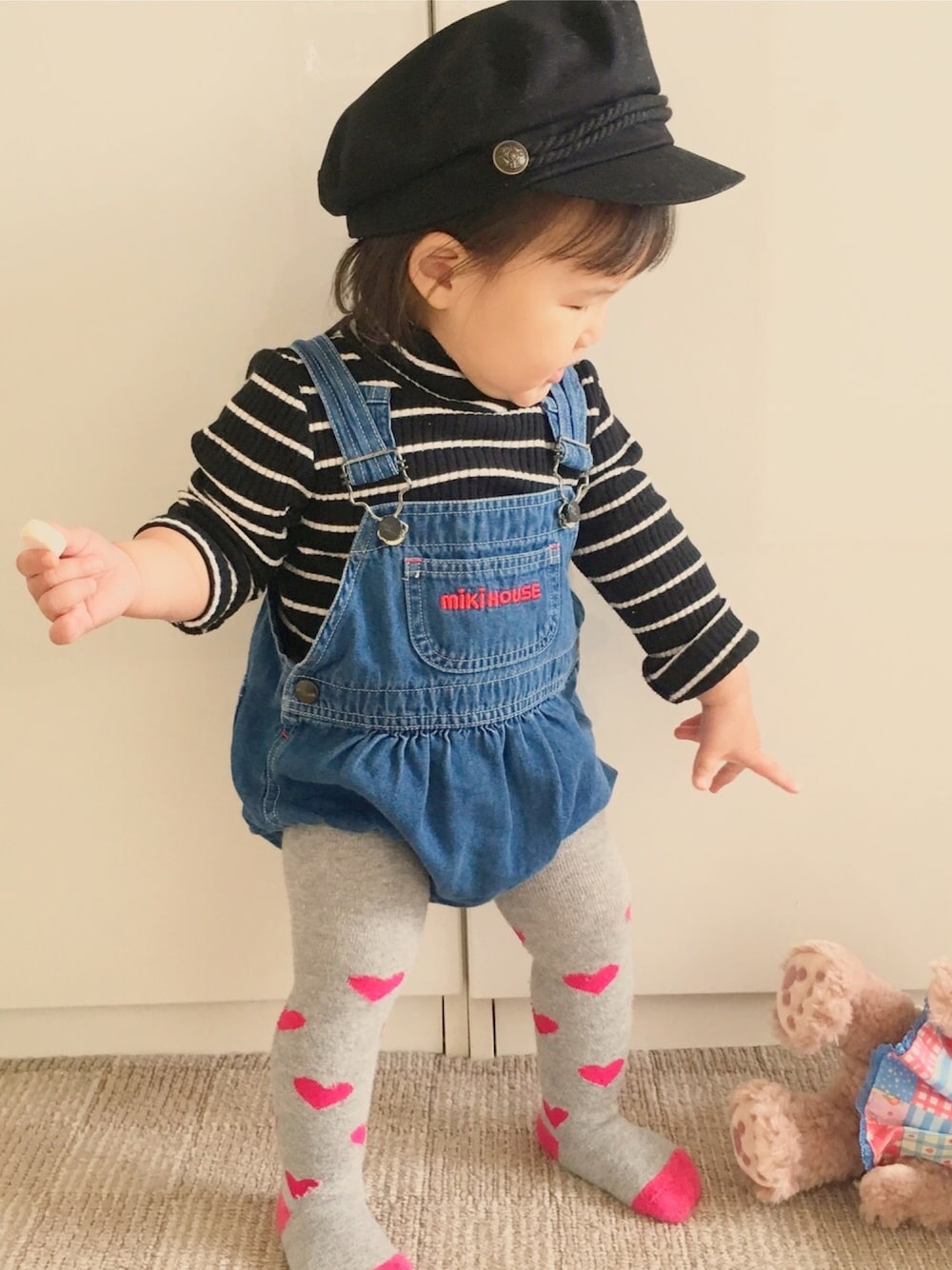 「キッズファッション、だるま、ootd、1歳、次女、マリンキャップ、ボーダー、デニム、おんなのこ」｜「petit mainのアイテム（キャスケット、ブラック系）」を使った、RiiiiijuuuunnnAさん（キッズ・100cm）の冬コーディネートの1枚目の写真