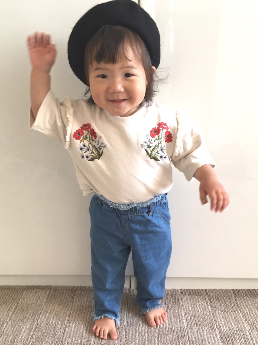 「刺繍、ベレー帽、フリンジ、デニム、ワイドパンツ、春コーデ、1歳、次女」｜「petit mainの花刺繍長袖Ｔシャツ（Tシャツ/カットソー、ホワイト系）」を使った、RiiiiijuuuunnnAさん（キッズ・100cm）の春コーディネートの1枚目の写真