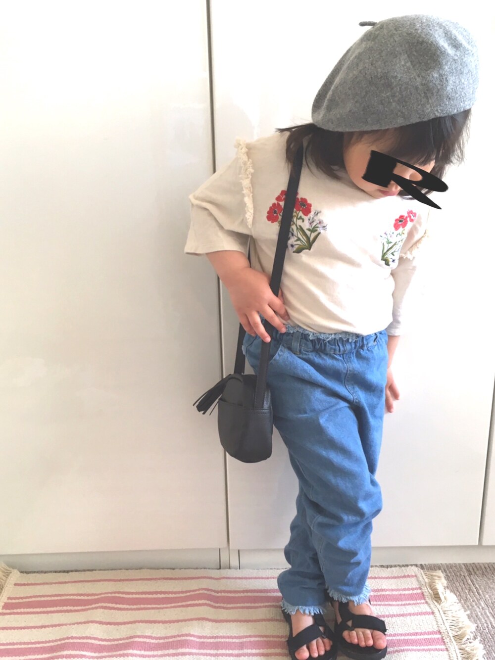 「刺繍、フリンジ、デニム、ワイドパンツ、ベレー帽、teva風、サンダル、春コーデ、キッズコーデ、おんなのこ」｜「petit mainの花刺繍長袖Ｔシャツ（Tシャツ/カットソー、ホワイト系）」を使った、RiiiiijuuuunnnAさん（キッズ・100cm）の春コーディネートの1枚目の写真