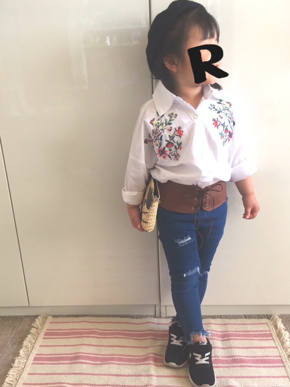 「シンプル、春コーデ、刺繍、シャツスタイル、ベレー帽、デニム、ダメージデニムパンツ、サッシュベルト、スニーカー、4歳」｜「韓国のアイテム（シャツ/ブラウス、ホワイト系）」を使った、RiiiiijuuuunnnAさん（キッズ・100cm）の春コーディネートの1枚目の写真