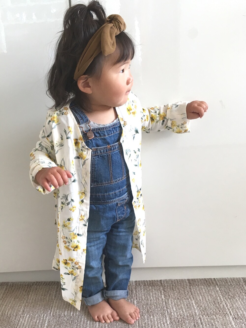 「春コーデ、花柄、ガウン、オーバーオール、デニム、1歳、次女、キッズコーデ」｜「CIAOPANIC TYPYの【ママとお揃い】フラワー2WAYワンピース（ワンピース、ホワイト系）」を使った、RiiiiijuuuunnnAさん（キッズ・100cm）の春コーディネートの1枚目の写真