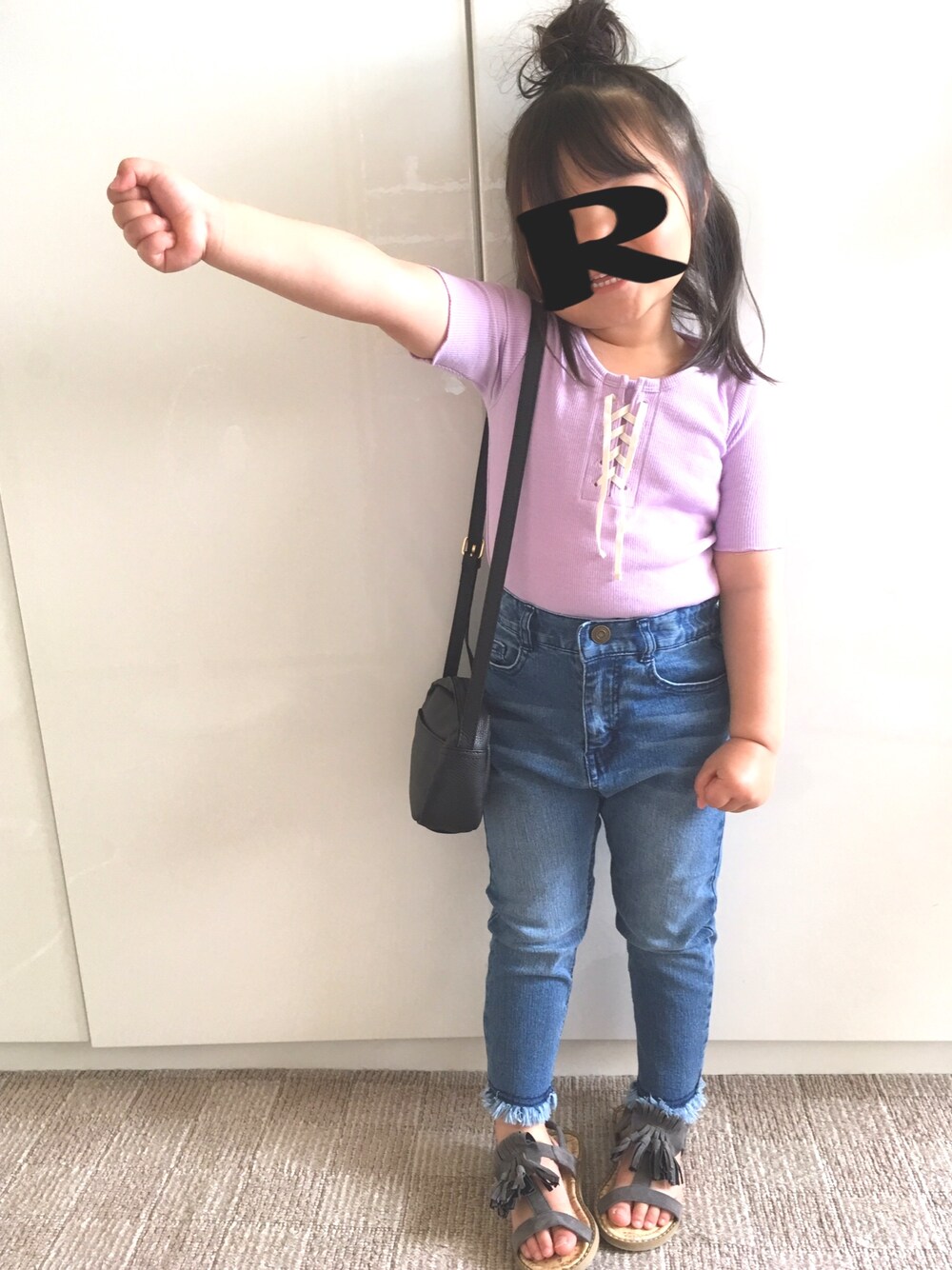 「レースアップ、ハイウエスト、デニム、シンプルコーデ、フリンジサンダル、春コーデ、4歳、キッズコーデ」｜「petit mainのレースアップ5分袖Tシャツ（Tシャツ/カットソー、パープル系）」を使った、RiiiiijuuuunnnAさん（キッズ・100cm）の春コーディネートの1枚目の写真