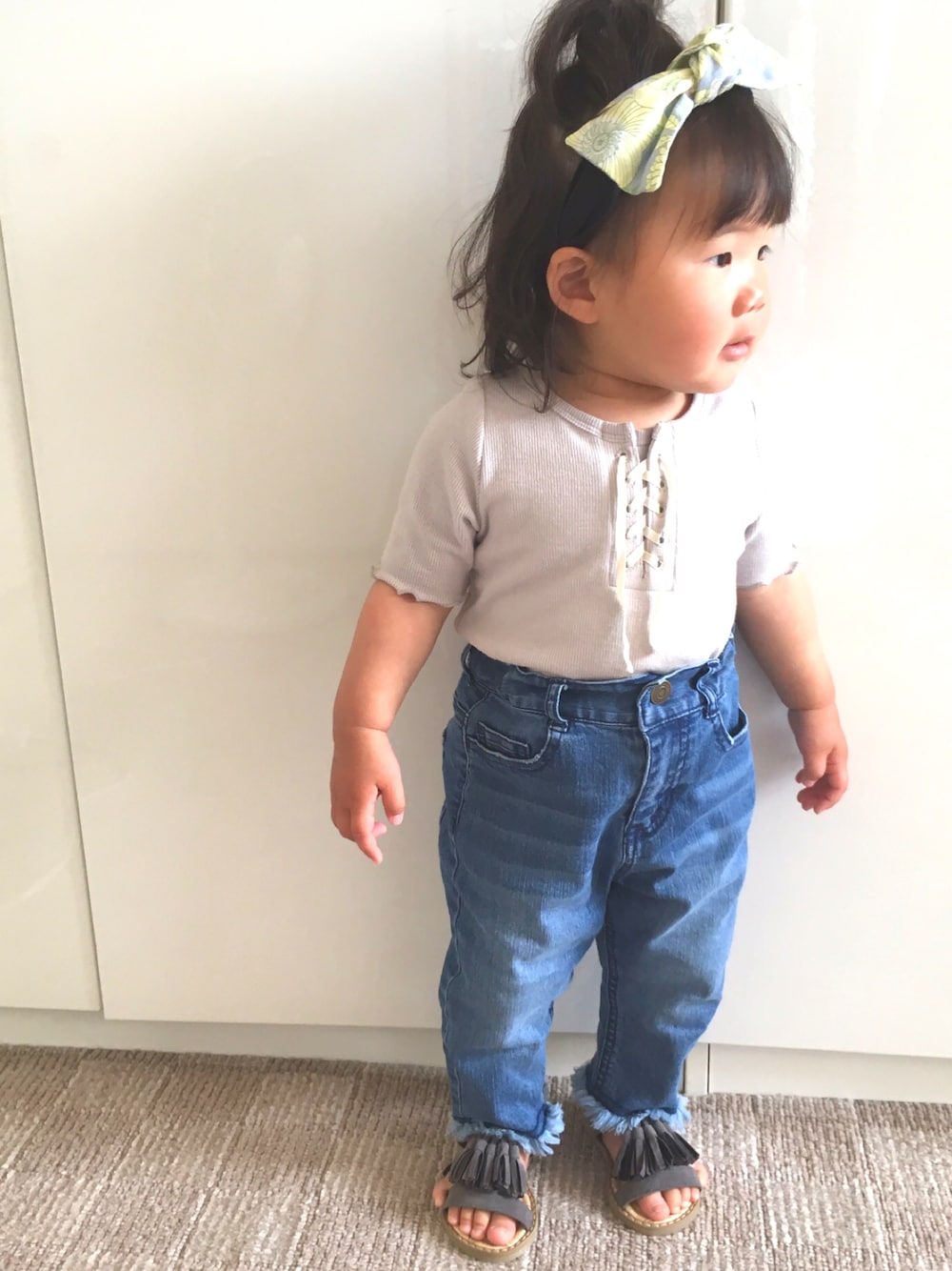 「レースアップ、春コーデ、ハイウエスト、フリンジサンダル、シンプルコーデ、キッズコーデ、1歳、次女」｜「petit mainのレースアップ5分袖Tシャツ（Tシャツ/カットソー、グレー系）」を使った、RiiiiijuuuunnnAさん（キッズ・100cm）の春コーディネートの1枚目の写真