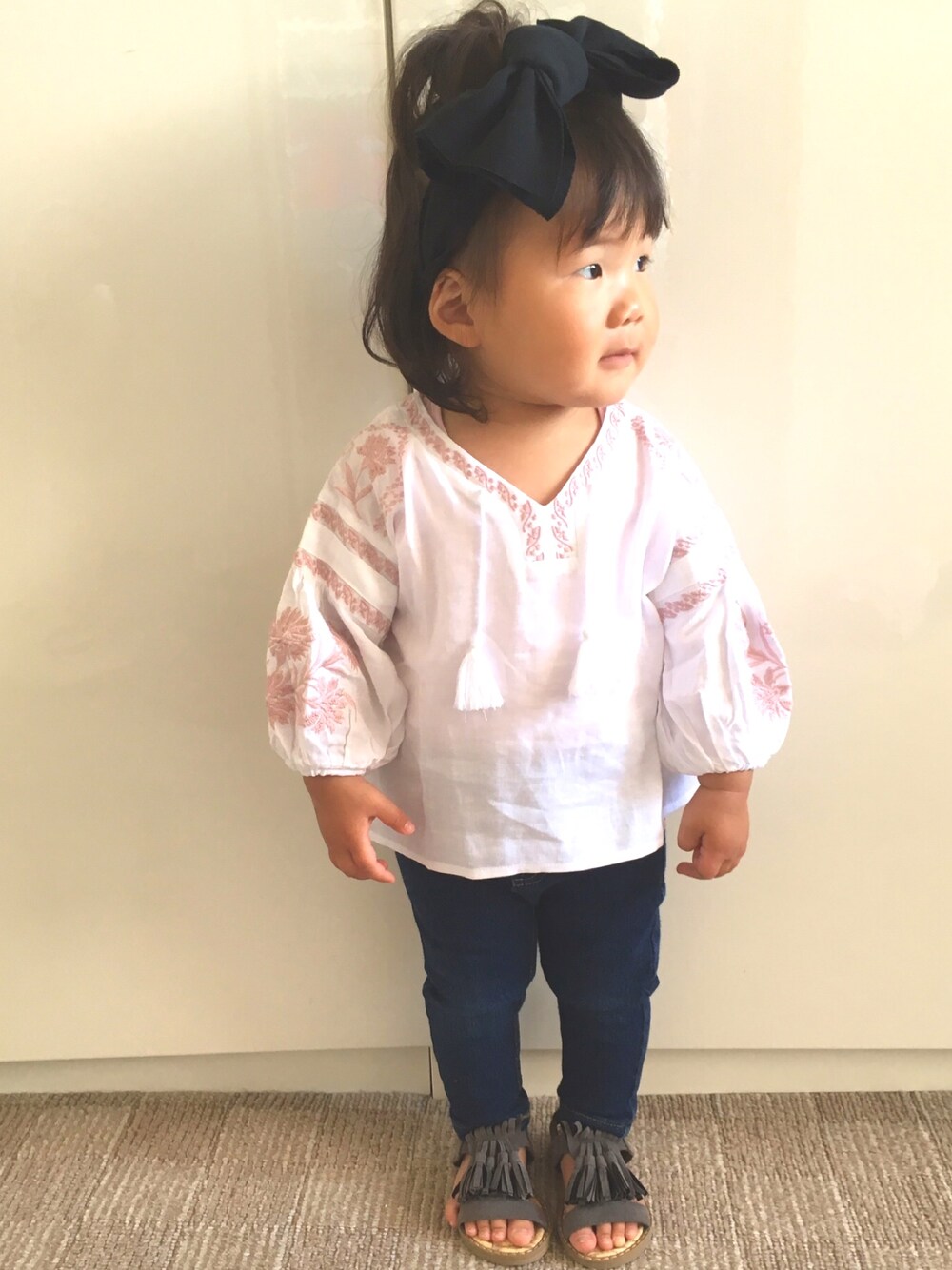 「刺繍、スモック、春コーデ、キャップ、1歳、次女、フリンジ、フリンジサンダル」｜「petit mainの刺繍入りスモック（シャツ/ブラウス、ホワイト系）」を使った、RiiiiijuuuunnnAさん（キッズ・100cm）の春コーディネートの1枚目の写真