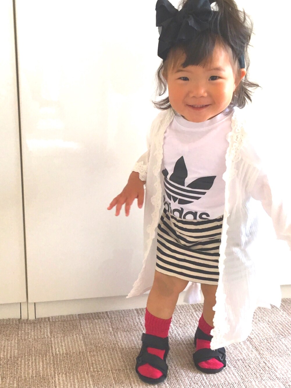 「ボーダー、レースガウン、アディダス、スポーツミックス、1歳、次女、キッズコーデ」｜「adidasの【adicolor】 Tシャツ [TREFOIL TEE]（Tシャツ/カットソー、ホワイト系）」を使った、RiiiiijuuuunnnAさん（キッズ・100cm）の春コーディネートの1枚目の写真