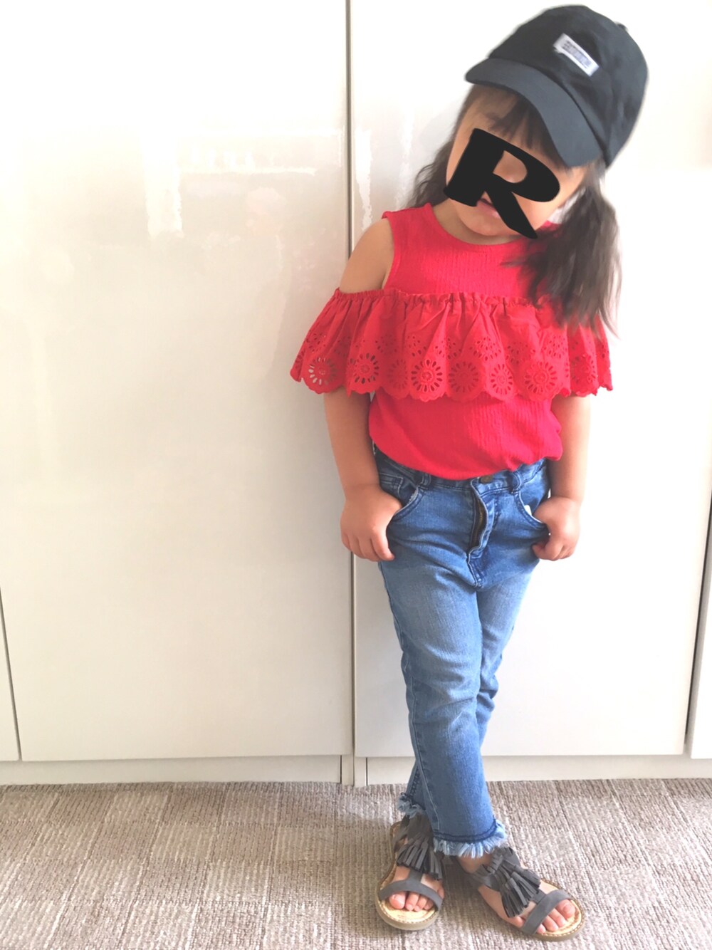 「肥満児、キッズコーデ、キャップ、オフショル、赤、フリンジ、ハイウエスト、デニム、4歳」｜「petit mainのシャーリングレースオフショルダー＆タンクトップ（タンクトップ、レッド系）」を使った、RiiiiijuuuunnnAさん（キッズ・100cm）の夏コーディネートの1枚目の写真