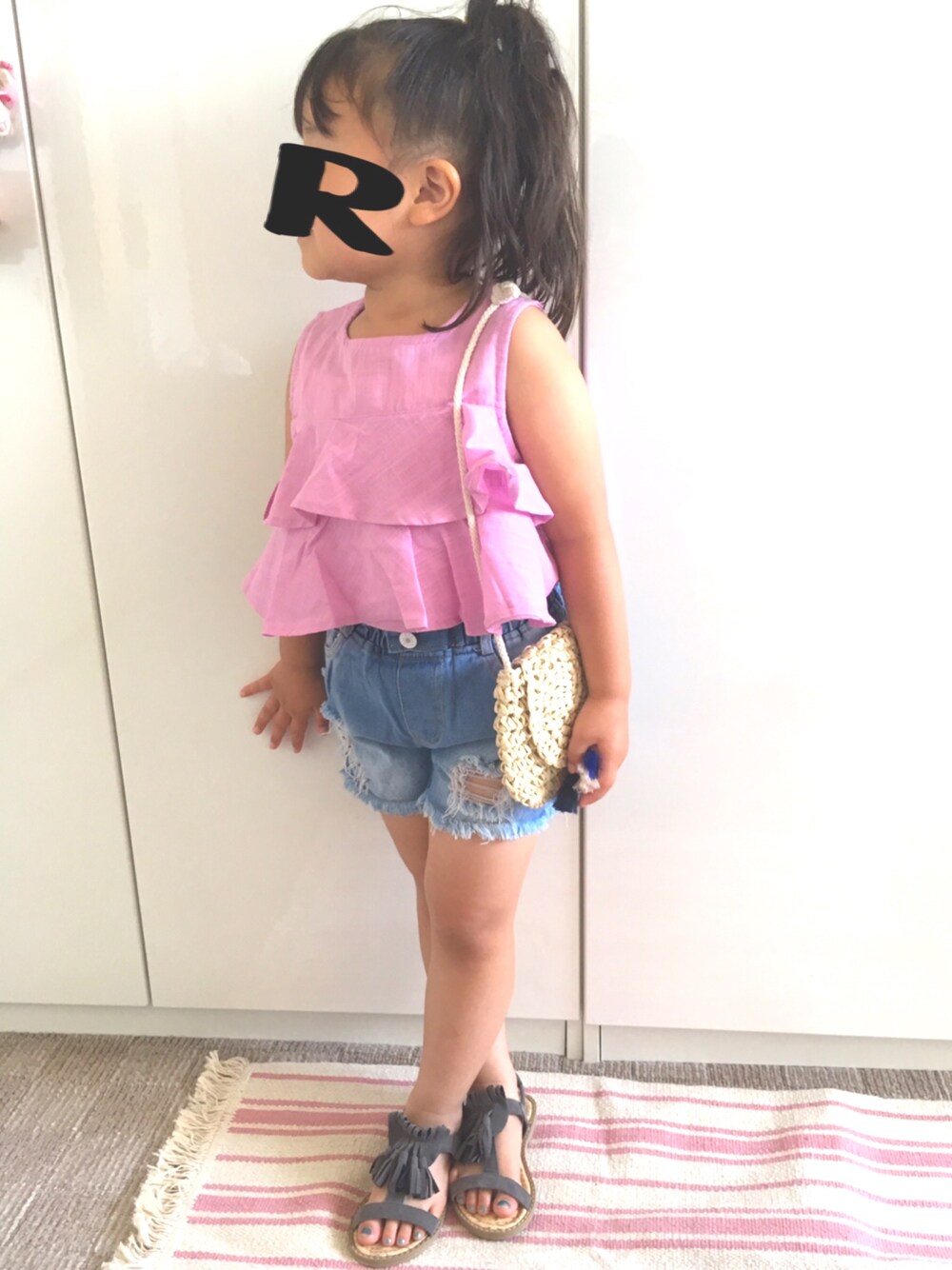 「ピンク、ダメージデニムパンツ、フリンジ、かごバッグ、4歳、キッズコーデ、休日スタイル、おんなのこ」｜「petit mainのティアードフリルノースリーブTシャツ（Tシャツ/カットソー、ピンク系）」を使った、RiiiiijuuuunnnAさん（キッズ・100cm）の夏コーディネートの1枚目の写真
