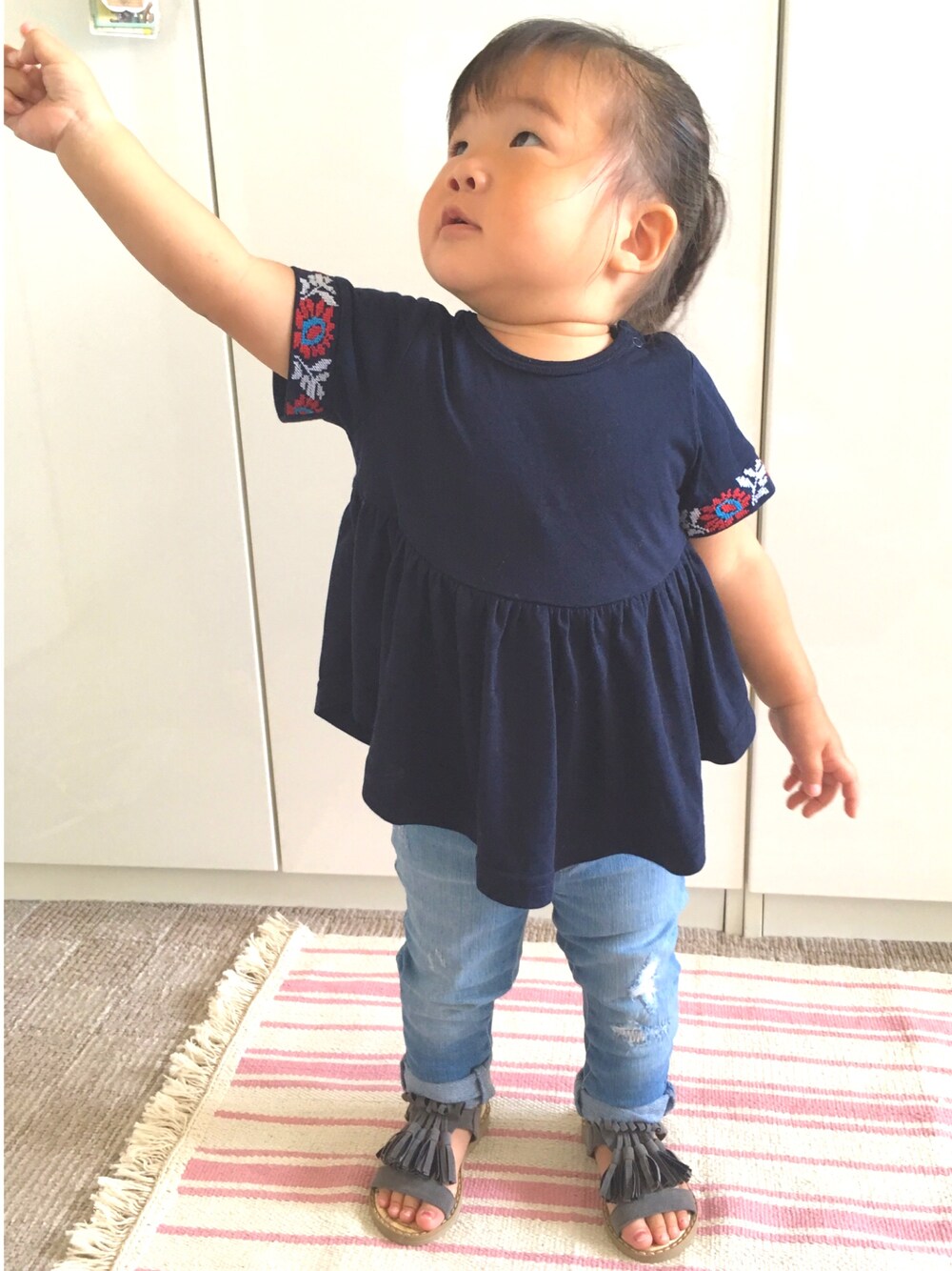 「キッズコーデ、1歳、次女、刺繍、シンプル、デニム」｜「BRANSHESの袖刺繍入り半袖Tシャツ（Tシャツ/カットソー、ブルー系）」を使った、RiiiiijuuuunnnAさん（キッズ・90cm）の夏コーディネートの1枚目の写真