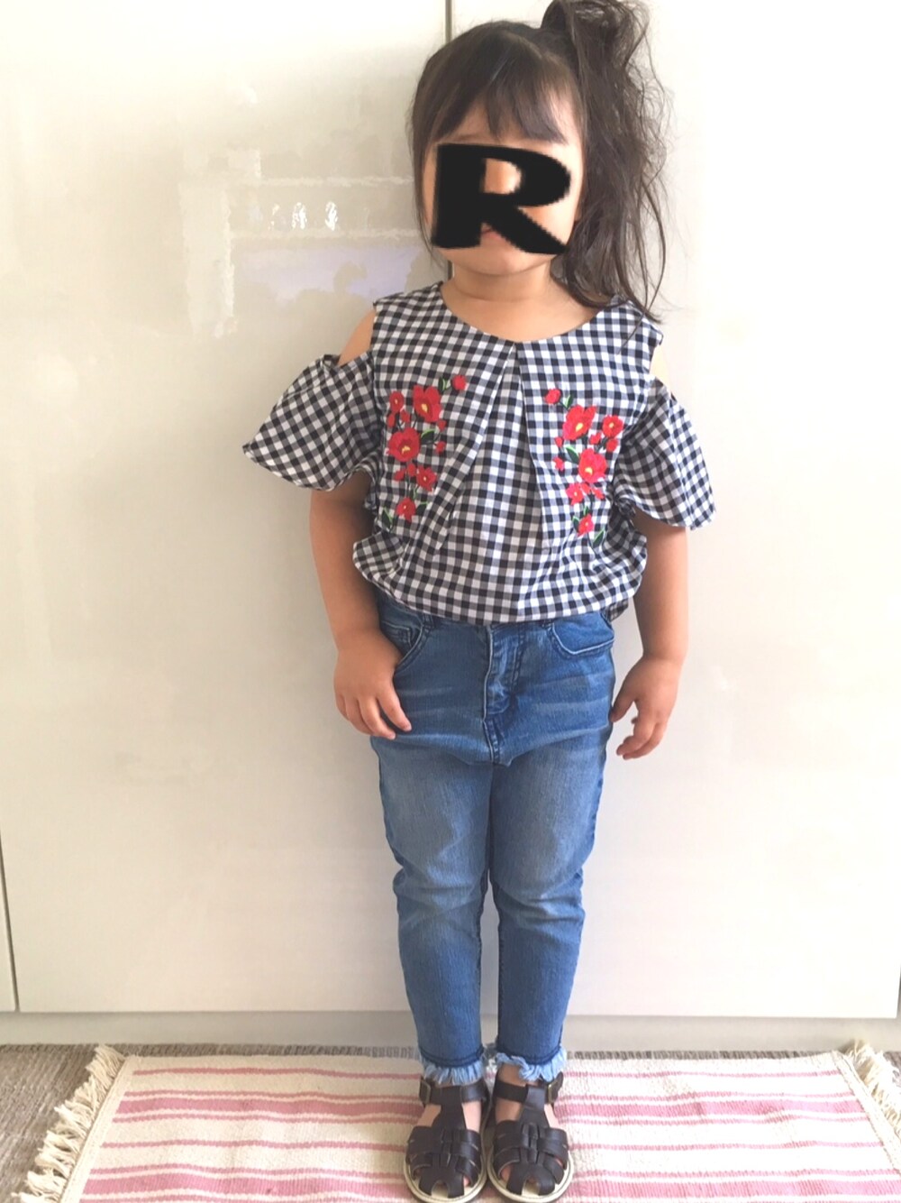 「夏コーデ、ギンガムチェック、刺繍、オトナカジュアル、オフショル、デニム、ハイウエスト、4歳、キッズコーデ」｜「BRANSHESのカットオフショルダー刺繍ブラウス（シャツ/ブラウス、ブラック系）」を使った、RiiiiijuuuunnnAさん（キッズ・100cm）の夏コーディネートの1枚目の写真