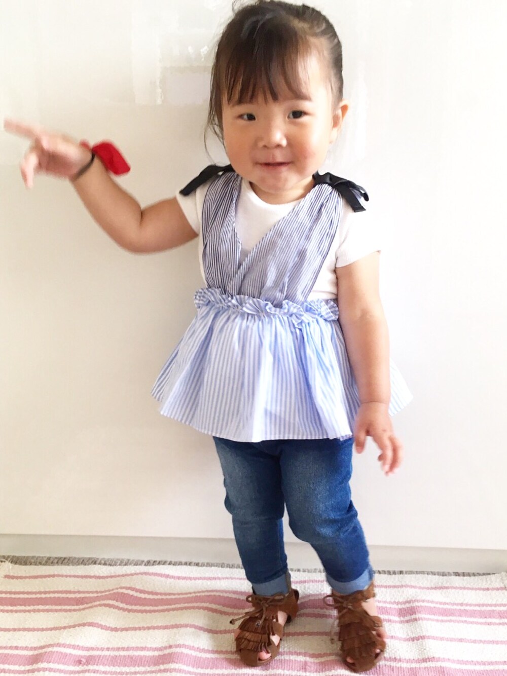 「ビスチェ、デニム、フリンジ、キッズコーデ、1歳、次女、夏」｜「petit mainの肩リボンギャザービスチェ半袖Tシャツ（Tシャツ/カットソー、ブルー系）」を使った、RiiiiijuuuunnnAさん（キッズ・100cm）の夏コーディネートの1枚目の写真