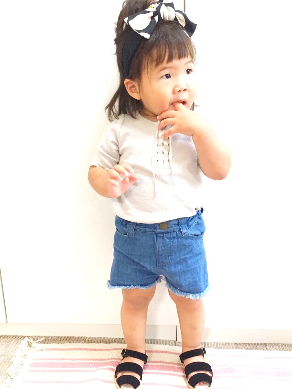 「キッズファッション、1歳、次女、編み上げ、デニム、シンプルコーデ」｜「petit mainのレースアップ5分袖Tシャツ（Tシャツ/カットソー、グレー系）」を使った、RiiiiijuuuunnnAさん（キッズ・100cm）の夏コーディネートの1枚目の写真