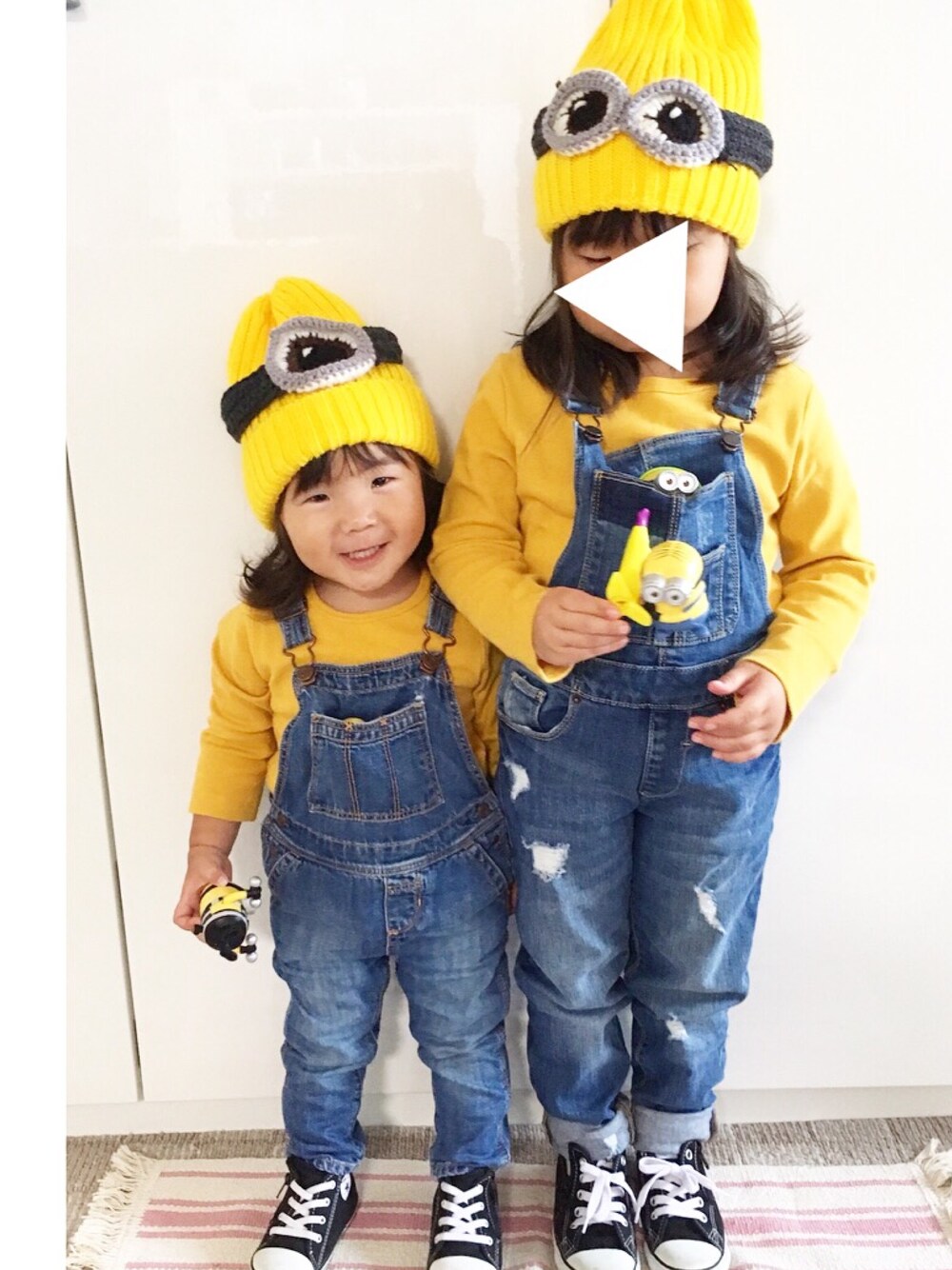 「仮装、ハロウィン、キッズコーデ、ミニオン、シンプルコーデ、オーバーオール、ニット帽、コンバース、5歳、2歳」｜「Handmadeのアイテム（その他、イエロー系）」を使った、RiiiiijuuuunnnAさん（キッズ・100cm）の秋コーディネートの1枚目の写真
