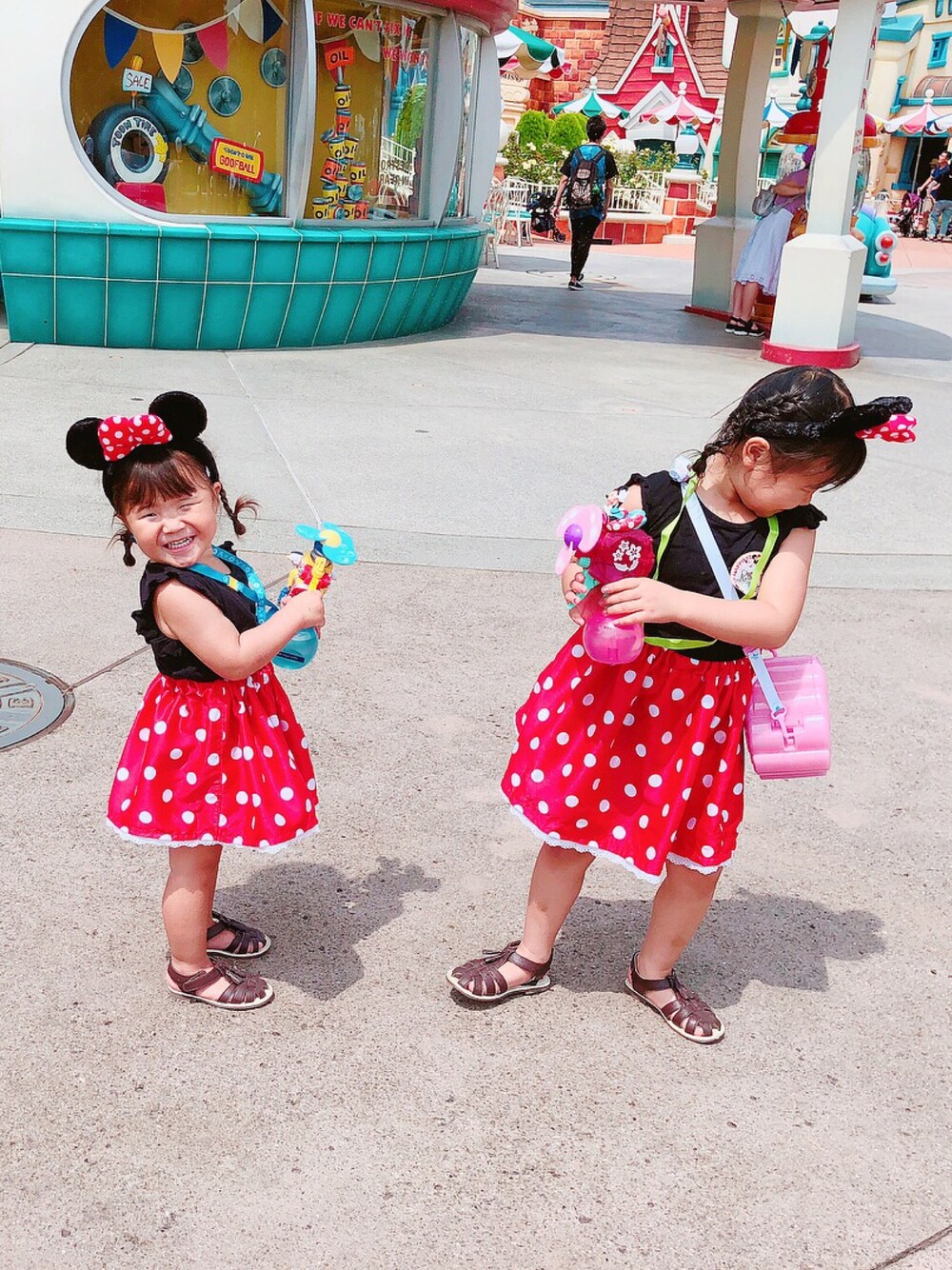 「ディズニー、ディズニーコーデ、ディズニーランド、姉妹コーデ、ミニーちゃん、キッズコーデ、おんなのこ、ハンドメイド、6歳、2歳」｜「apres les coursのメッシュ編みサンダル（サンダル、ブラウン系）」を使った、RiiiiijuuuunnnAさん（キッズ・90cm）の夏コーディネートの1枚目の写真