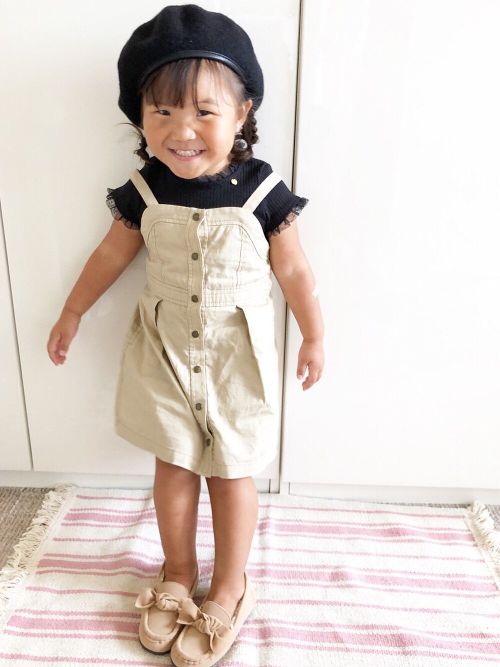 「キッズファッション、シンプル、おんなのこ、2歳、ベレー帽、秋」｜「petit mainのパイピングベレー帽（ハンチング/ベレー帽、ブラック系）」を使った、RiiiiijuuuunnnAさん（キッズ・90cm）の夏コーディネートの1枚目の写真