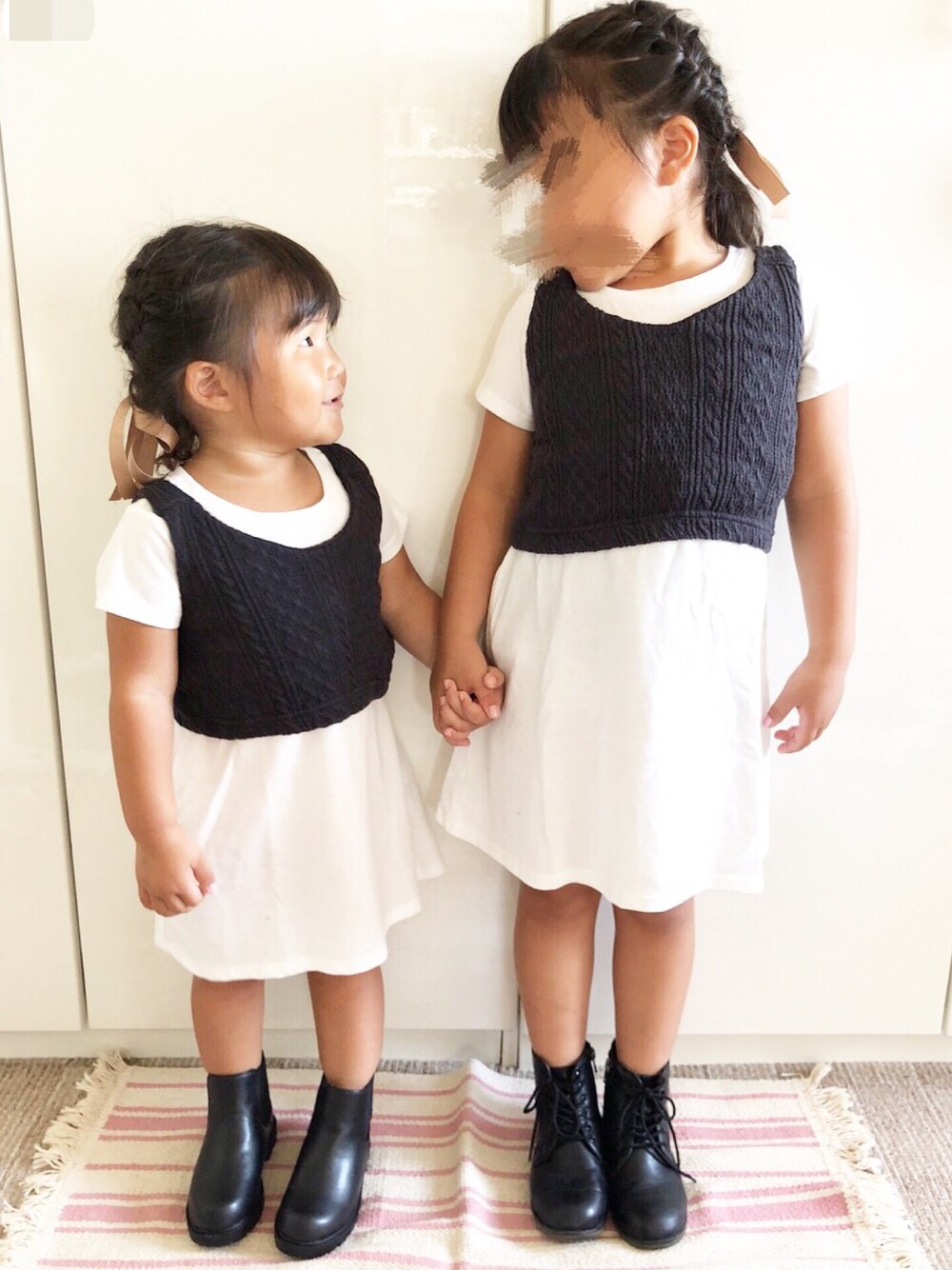 「キッズファッション、姉妹コーデ、シンプル、お揃い、ワンピース、ニットビスチェ、秋、2歳、6歳、おしゃれさんと繋がりたい」｜「MARKEY'Sのアイテム（トップス、グレー系）」を使った、RiiiiijuuuunnnAさん（キッズ・90cm）の夏コーディネートの1枚目の写真