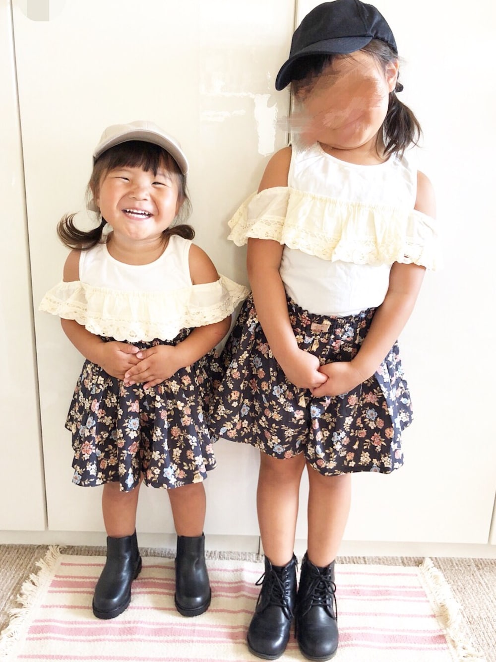 「キッズファッション、おんなのこ、姉妹コーデ、お揃いコーデ、おしゃれさんと繋がりたい、秋コーデ、キャップ、ブーツ、2歳、6歳」｜「petit mainのバックリボンキャップ（キャップ、ブラック系）」を使った、RiiiiijuuuunnnAさん（キッズ・90cm）の夏コーディネートの1枚目の写真