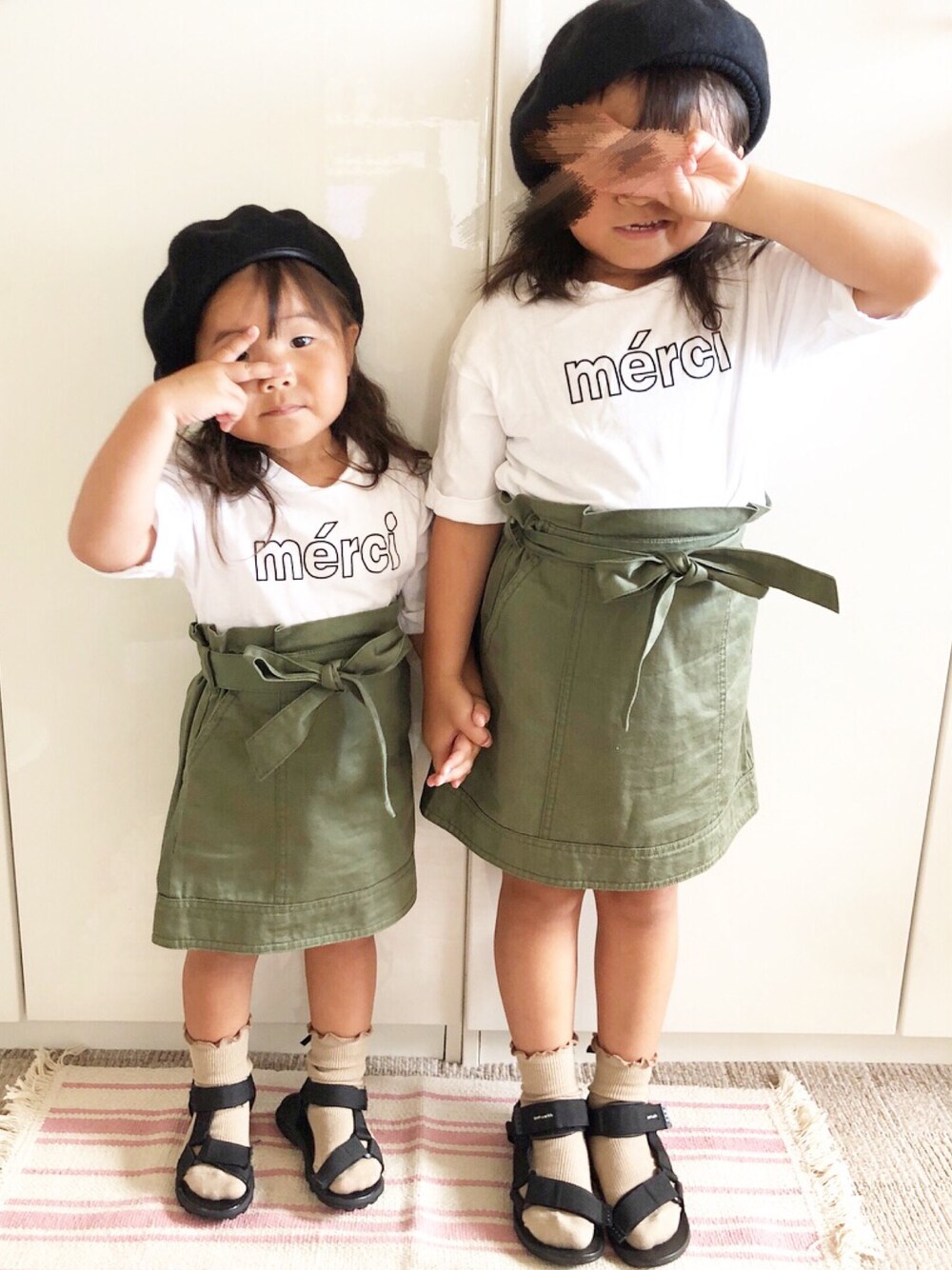 「キッズコーデ、GU、カーキ、スポーツサンダル、6歳、2歳、姉妹コーデ、シンプル、おしゃれさんと繋がりたい」｜「petit mainのパイピングベレー帽（ハンチング/ベレー帽、ブラック系）」を使った、RiiiiijuuuunnnAさん（キッズ・90cm）の夏コーディネートの1枚目の写真