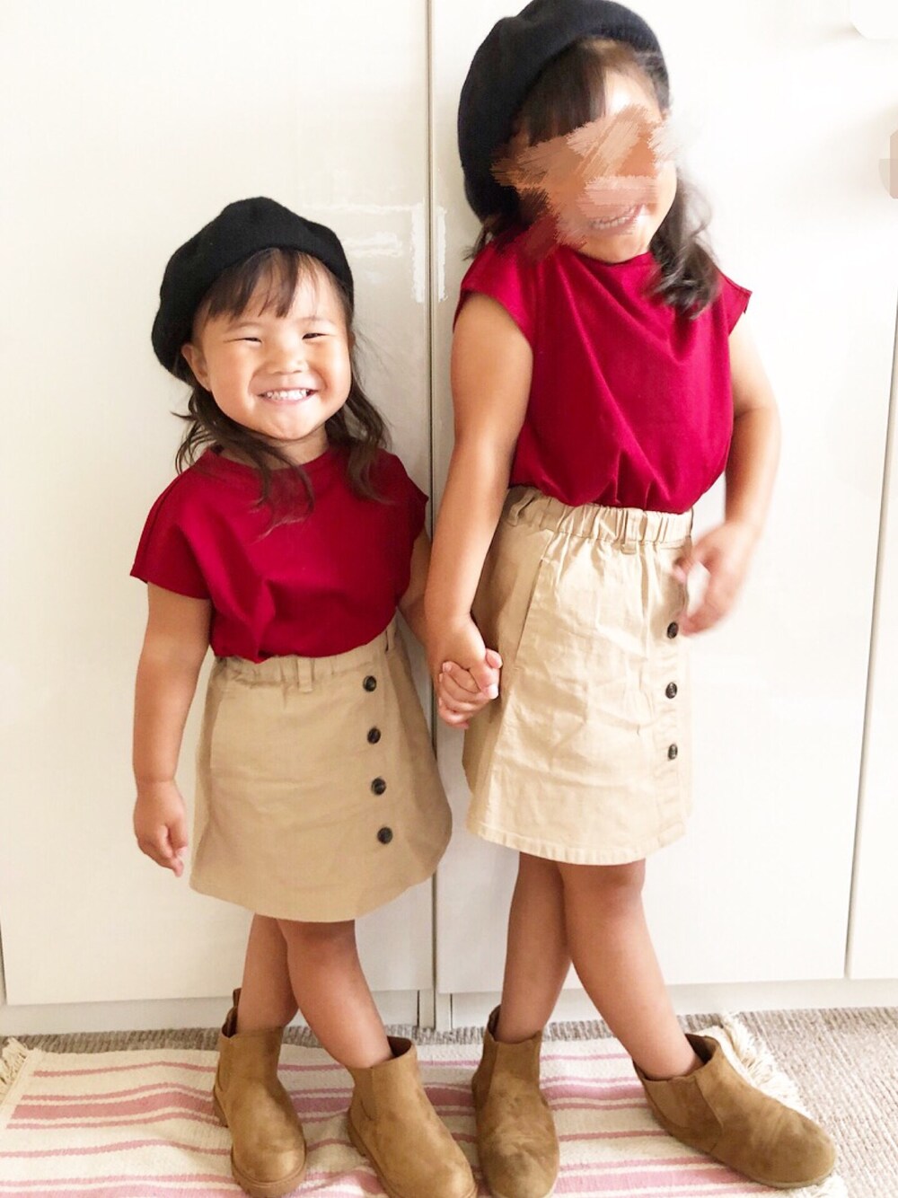「キッズコーデ、シンプルコーデ、ボルドー、2歳、6歳、サイドゴアブーツ、ベレー帽、姉妹コーデ、おしゃれさんと繋がりたい」｜「petit mainのパイピングベレー帽（ハンチング/ベレー帽、ブラック系）」を使った、RiiiiijuuuunnnAさん（キッズ・90cm）の夏コーディネートの1枚目の写真