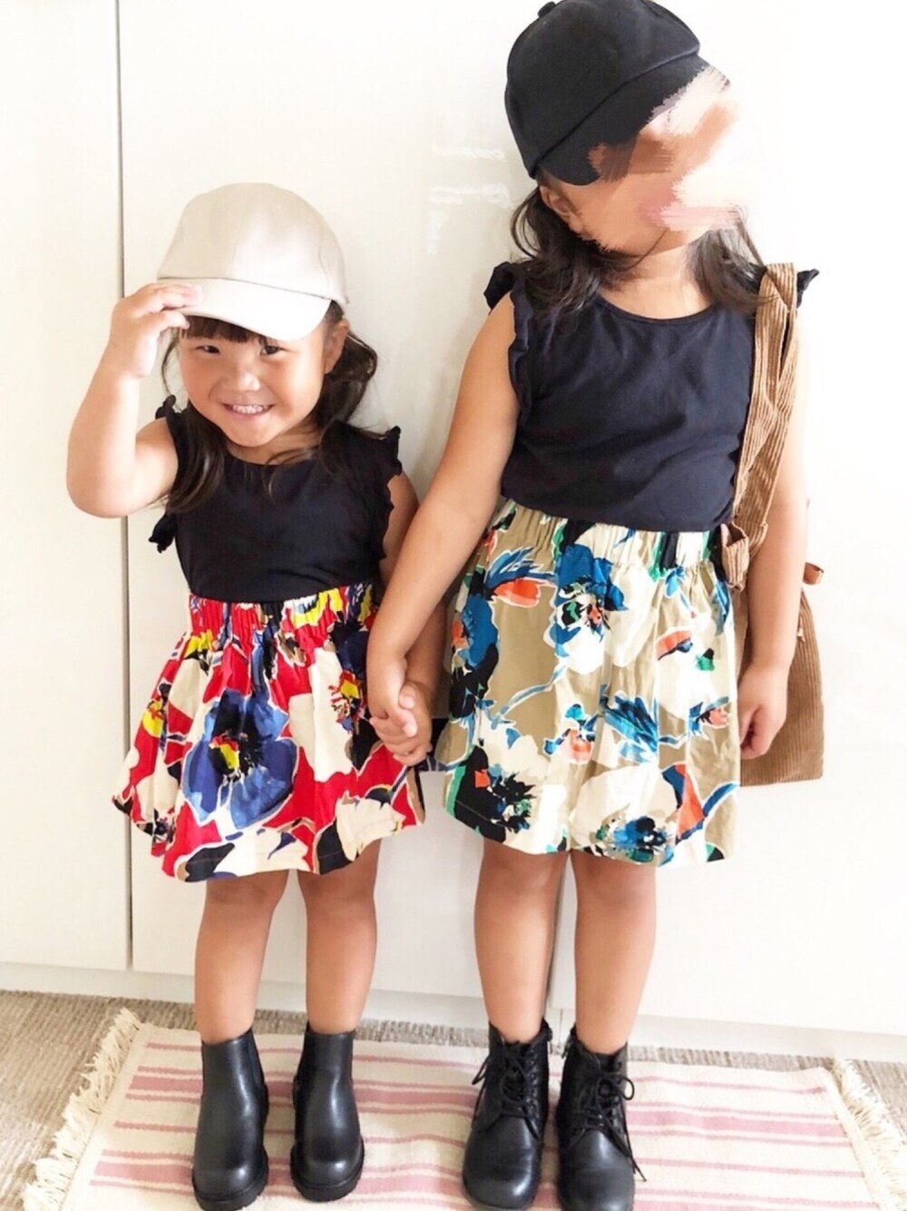 「キッズコーデ、花柄、ハンドメイド、サイドゴアブーツ、キャップ、おんなのこ、姉妹コーデ、2歳、6歳、おしゃれさんと繋がりたい」｜「petit mainのバックリボンキャップ（キャップ、ベージュ系）」を使った、RiiiiijuuuunnnAさん（キッズ・90cm）の夏コーディネートの1枚目の写真