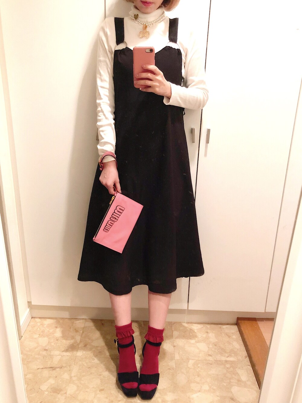 「春コーデ、オトナカジュアル、カジュアル、スカート、モノトーン」｜「RoseMarie seoirのチェリーフォーガールネックレス（ネックレス、その他）」を使った、ayumi watanabeさん（レディース・156cm）の春コーディネートの1枚目の写真