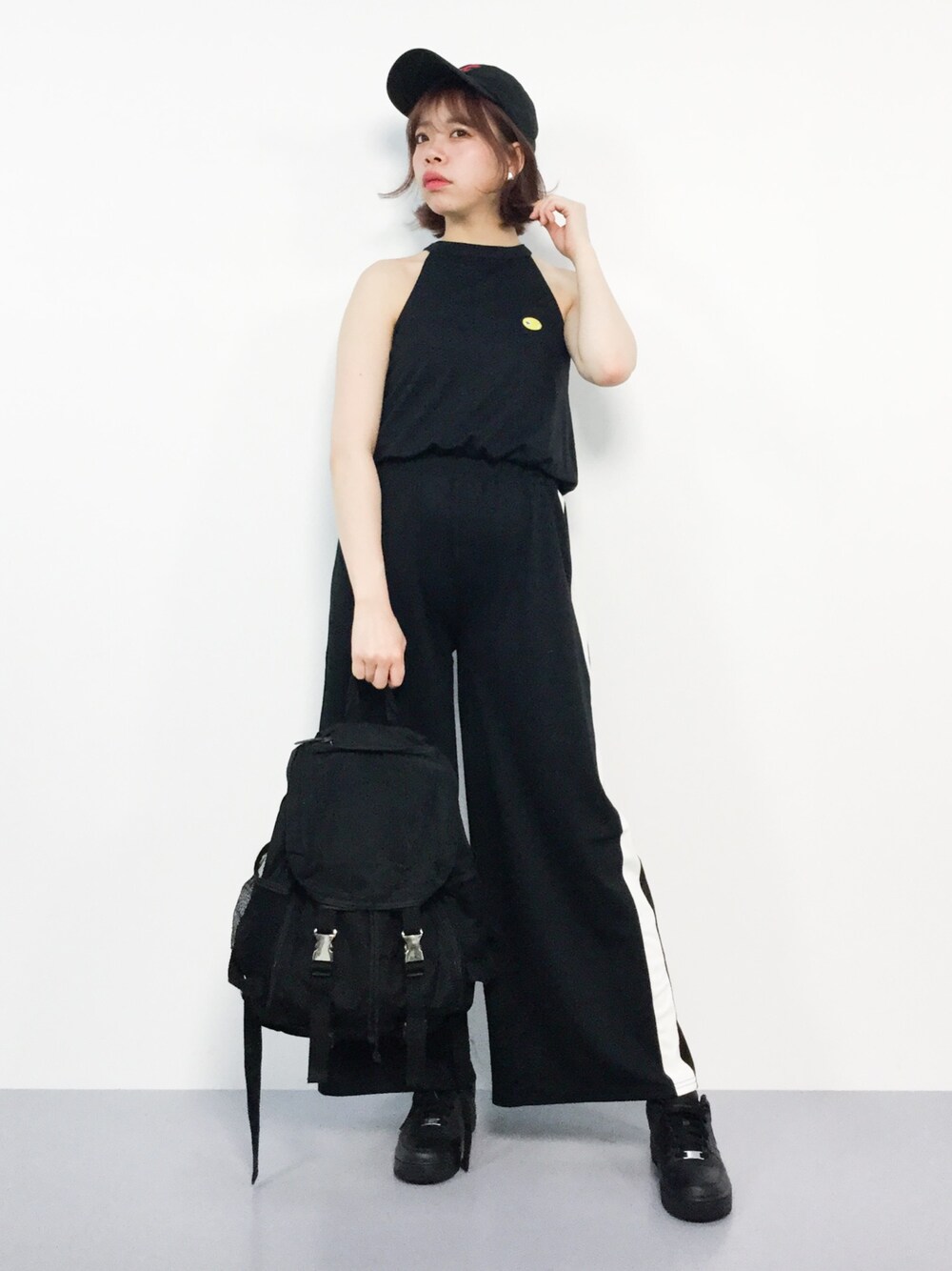 「スニーカー、キャップ、オールインワン、ストリート、刺繍、オールブラック、つなぎ、スポーティ、ラインパンツ、nicoron」｜「NiCORONのビリヤード刺繍オールインワン（つなぎ/オールインワン、ブラック系）」を使った、ENAさん（レディース・162cm）の春コーディネートの1枚目の写真