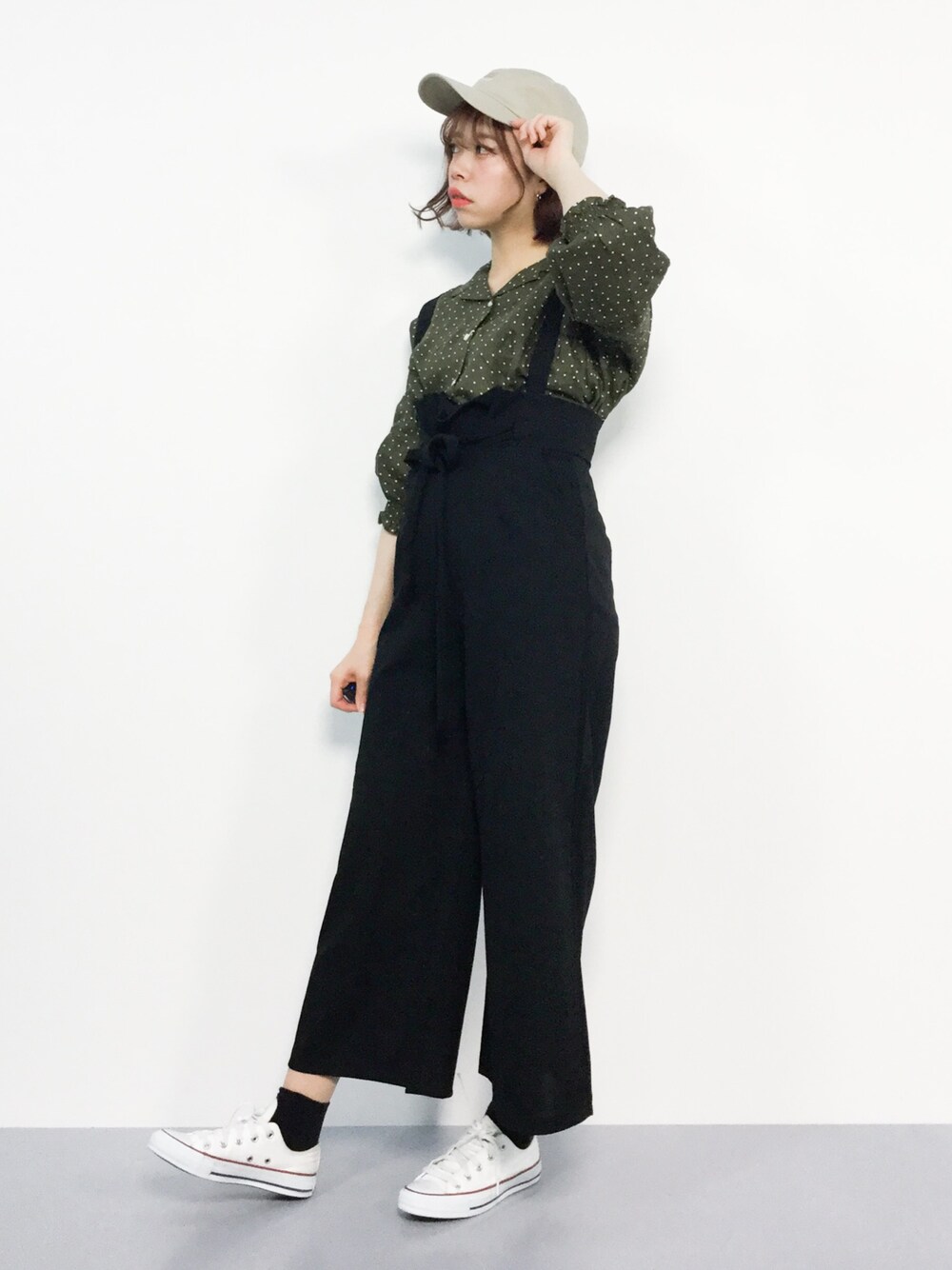 「ブラウス、ベージュ、キャップ、ドット、カーキ、ワイドパンツ、merry jenny、ANAP、studio clip、サス付きパンツ」｜「merry jennyのapartment cap（キャップ、ベージュ系）」を使った、ENAさん（レディース・162cm）の春コーディネートの1枚目の写真