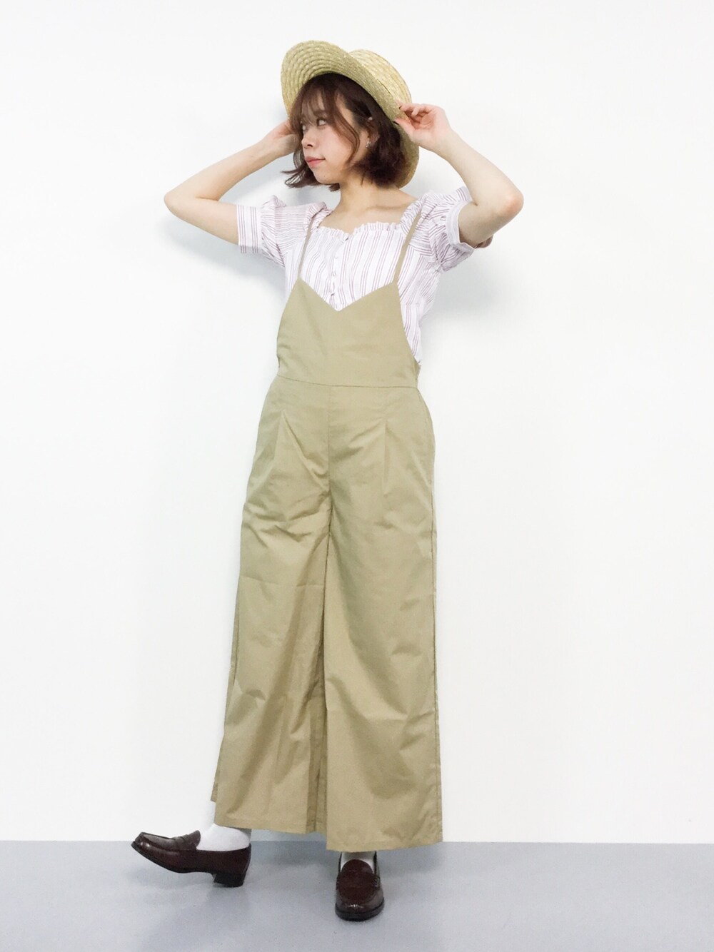 「ブラウス、カジュアル、mysty woman、サロペット、ローファー、ストライプ、レトロ、ストローハット、E hyphen world gallary、selectmoca」｜「select MOCAのつば広リボン付きストローハット（ハット、ブラック系）」を使った、ENAさん（レディース・162cm）の春コーディネートの1枚目の写真