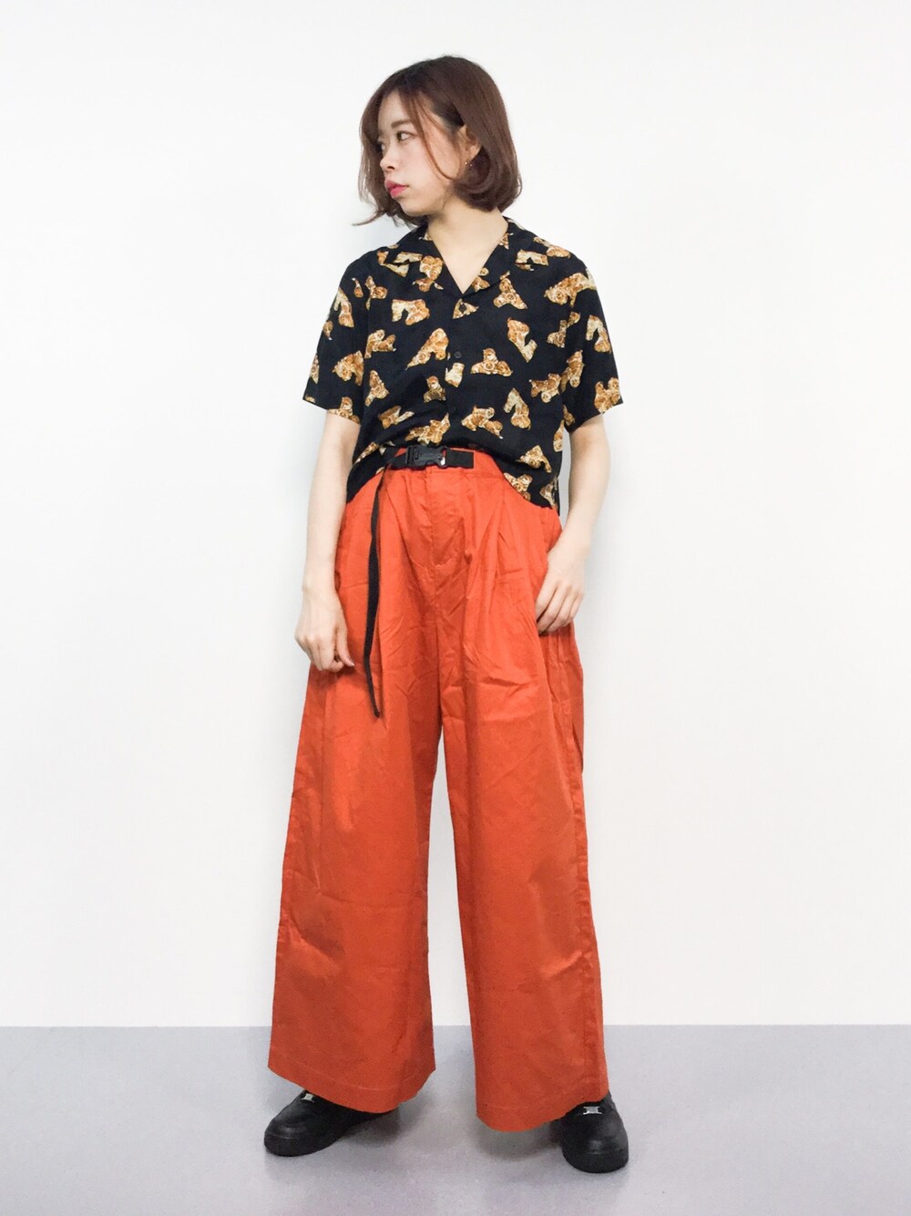 「NIKE、ブラック、柄シャツ、ストリート、オレンジ、ワイドパンツ、犬、アロハシャツ、merlot、IamI in fact…」｜「I am I in fact...の子犬の兄弟　アロハシャツ（シャツ/ブラウス、ブラック系）」を使った、ENAさん（レディース・162cm）の春コーディネートの1枚目の写真
