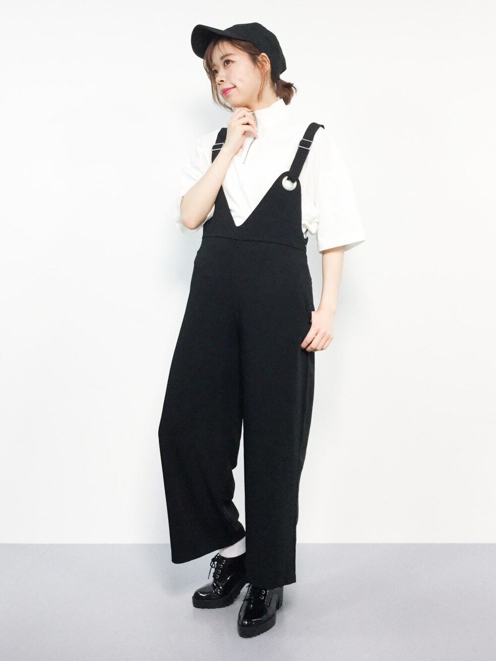 「夏、キャップ、サロペット、ストリート、ハイネック、モノトーン、厚底シューズ、merlot、ハーフジップ、nicoron」｜「MERLOTのハーフジップウエストマークカットソー1498（Tシャツ/カットソー、ホワイト系）」を使った、ENAさん（レディース・162cm）の春コーディネートの1枚目の写真