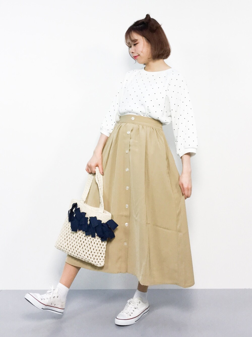 「カジュアル、ホワイト、ベージュ、ナチュラル、ドット、earth music&ecology、Kastane、ワッフル、Me%、前ボタンスカート」｜「Kastaneのワッフルドット7分Tee（Tシャツ/カットソー、ホワイト系）」を使った、ENAさん（レディース・162cm）の春コーディネートの1枚目の写真