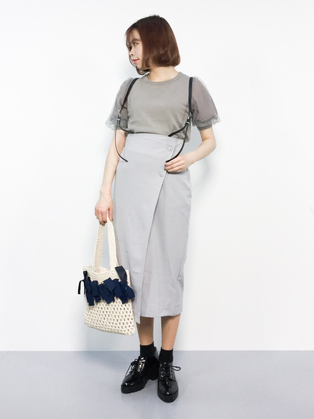 「ニット、グレー、ワントーンコーデ、チュール、ドット、サスペンダー、who's who chico、PAGEBOY、Me%、ナロースカート」｜「Chicoのチュール袖ニットプルオーバー（Tシャツ/カットソー、ベージュ系）」を使った、ENAさん（レディース・162cm）の春コーディネートの1枚目の写真