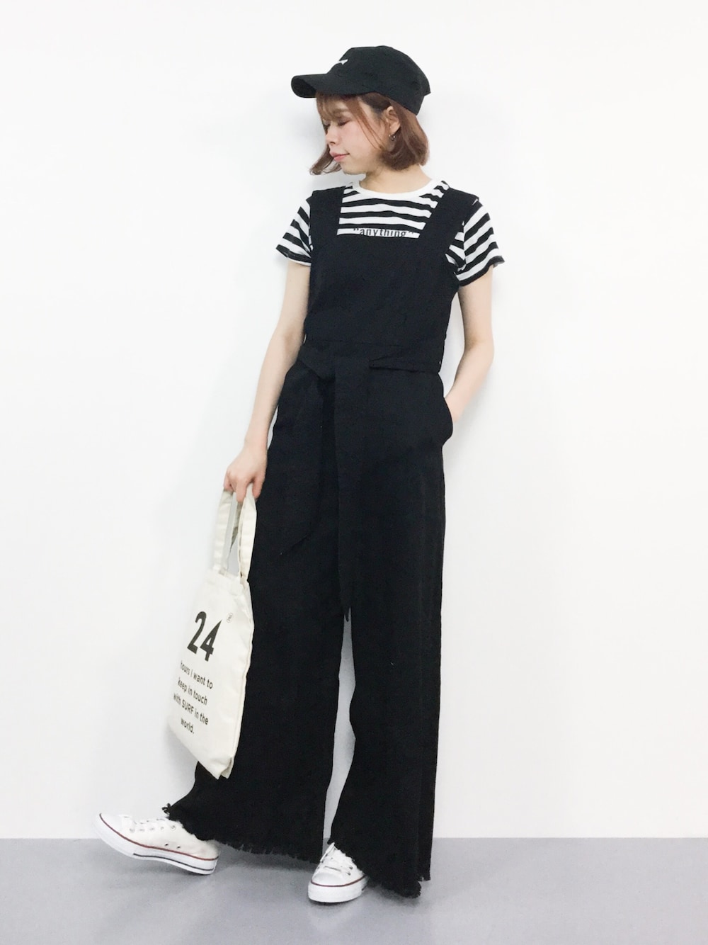 「トートバッグ、ロゴT、カジュアル、ボーダー、サロペット、converse、ストリート、モノトーン、nano・universe、AZUL by moussy」｜「AZUL by moussyのanything TEE（Tシャツ/カットソー、ホワイト系）」を使った、ENAさん（レディース・162cm）の夏コーディネートの1枚目の写真