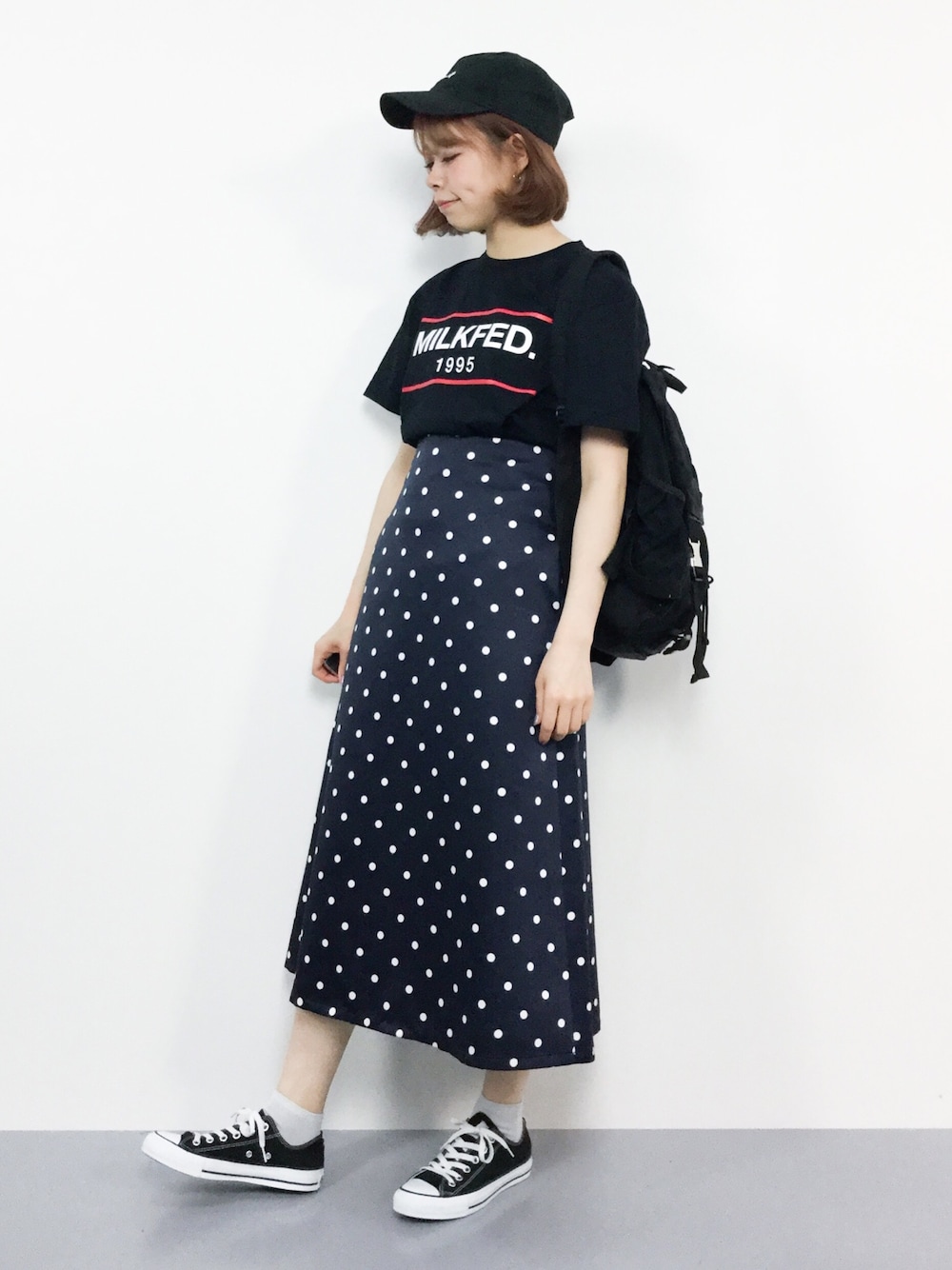 「ロゴT、カジュアル、キャップ、converse、ストリート、ドット、IENA、MILKFED.、黒Tシャツ、トラペーズスカート」｜「MILKFED.のSS TEE MIZUKI LOGO（Tシャツ/カットソー、ブラック系）」を使った、ENAさん（レディース・162cm）の夏コーディネートの1枚目の写真