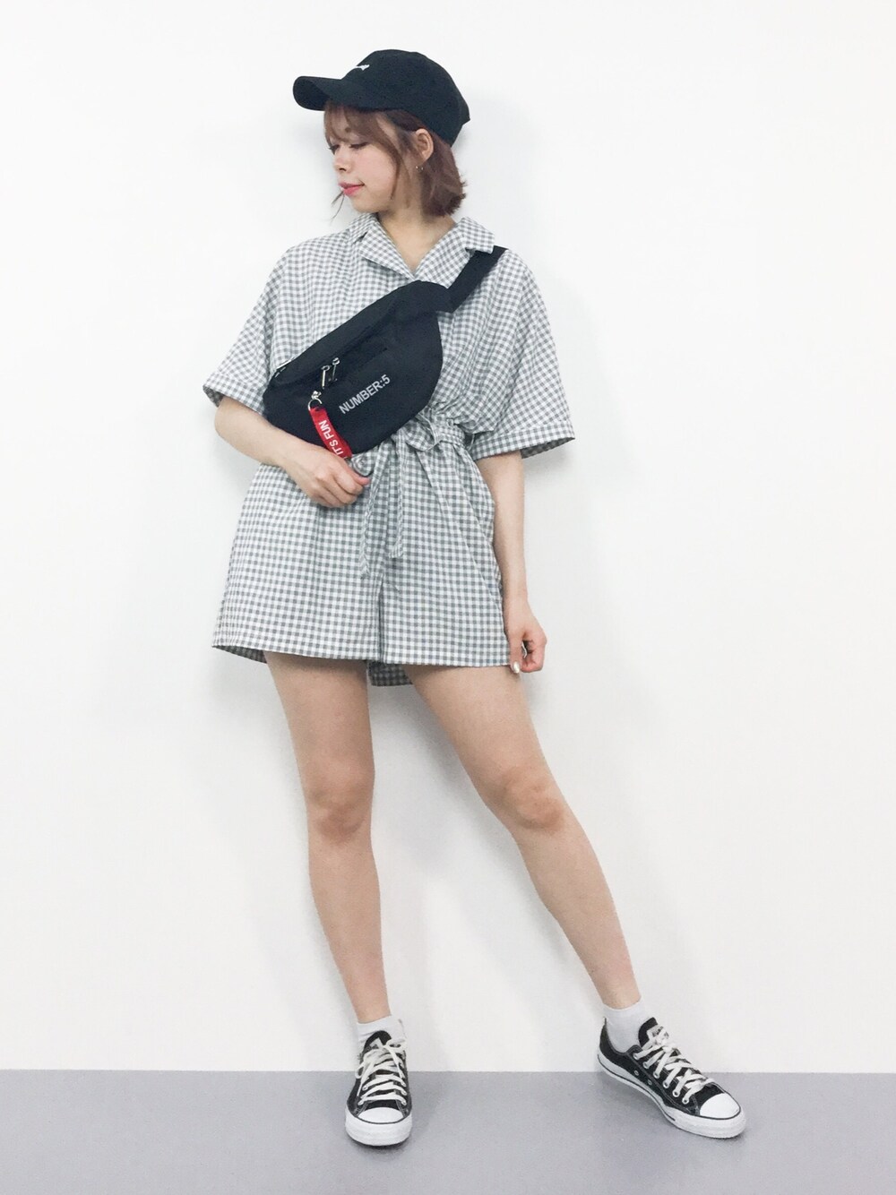 「チェック、カジュアル、キャップ、オールインワン、converse、ストリート、ロンパース、ウエストポーチ、ober tashe、une mansion」｜「Ober TasheのOber Tashe(オーバータッシェ)ロゴテープストラップコンパクトボディバッグ（ボディバッグ/ウエストポーチ、ブラック系）」を使った、ENAさん（レディース・162cm）の夏コーディネートの1枚目の写真