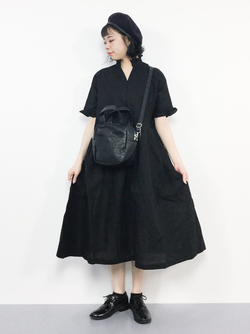 「ワンピース、ベレー帽、ハンドバッグ、ハイネック、オールブラック、モード、zucca、エンボス、フリル襟、MERLOT IKYU」｜「MERLOT IKYUの綿麻フリルハイネックワンピース1446（シャツワンピース、ブラック系）」を使った、ENAさん（レディース・162cm）の夏コーディネートの1枚目の写真