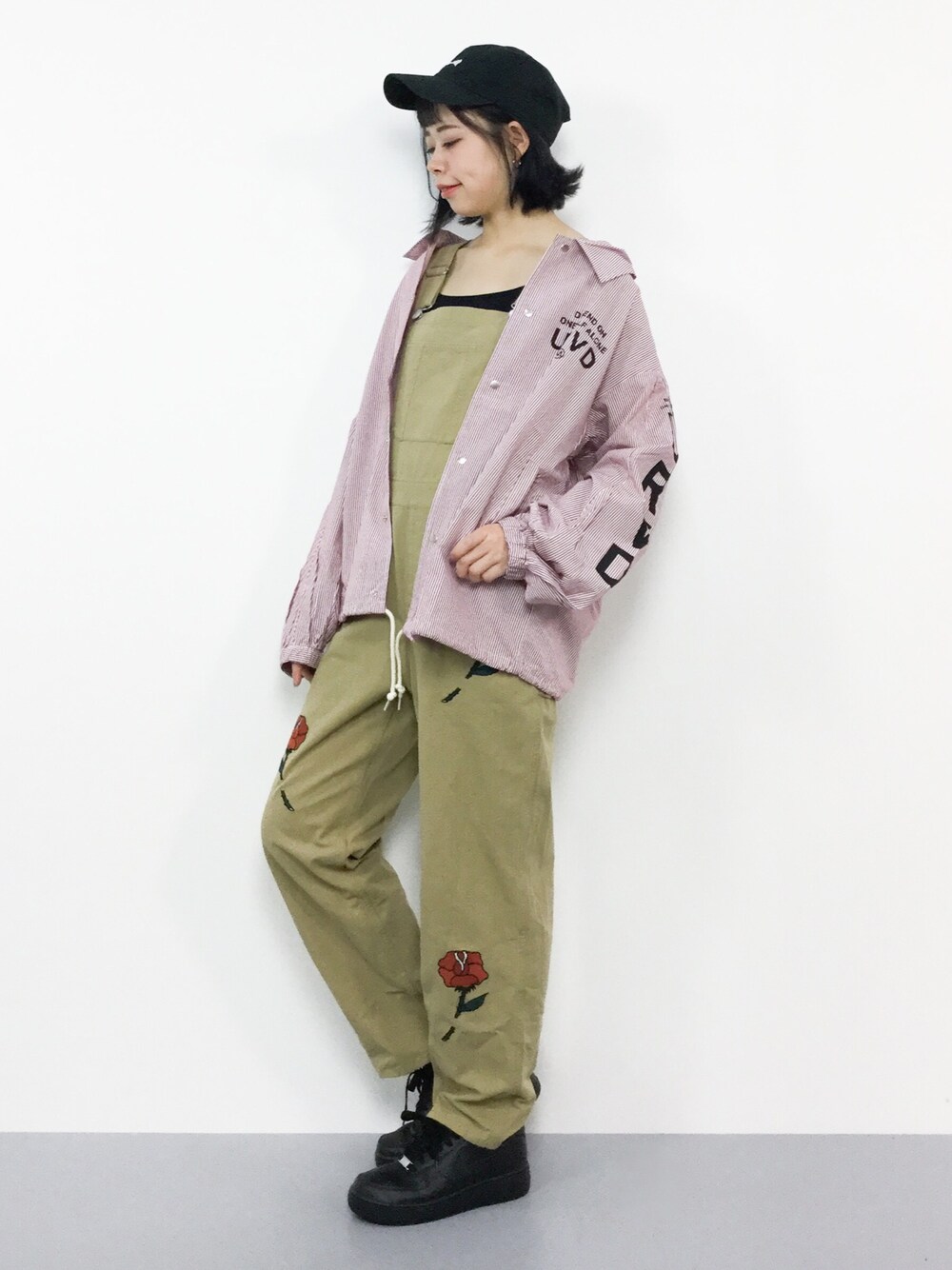 「カジュアル、NIKE、サロペット、刺繍、ストライプ、RNA、コーチジャケット、didizizi、シャツスタイル、薔薇」｜「RNAのB2430 ストライプコーチシャツ（シャツ/ブラウス、レッド系）」を使った、ENAさん（レディース・162cm）の夏コーディネートの1枚目の写真