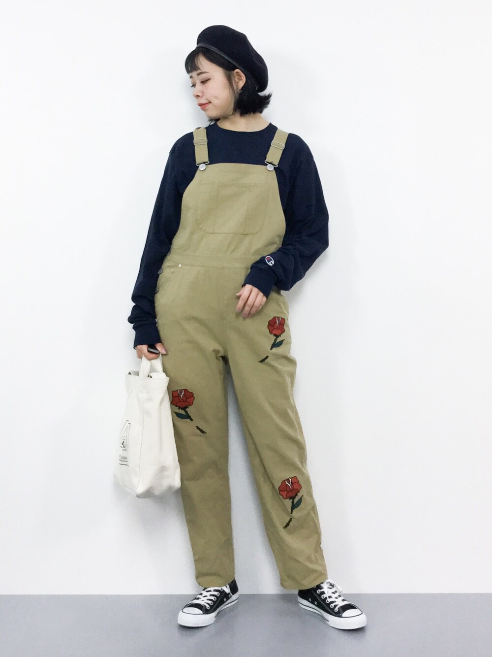 「カジュアル、ベージュ、サロペット、ネイビー、converse、刺繍、ロンT、Champion、didizizi、薔薇」｜「Championの【Champion】 レディース チャンピオン コットン L/S Tee（Tシャツ/カットソー、ブルー系）」を使った、ENAさん（レディース・162cm）の夏コーディネートの1枚目の写真